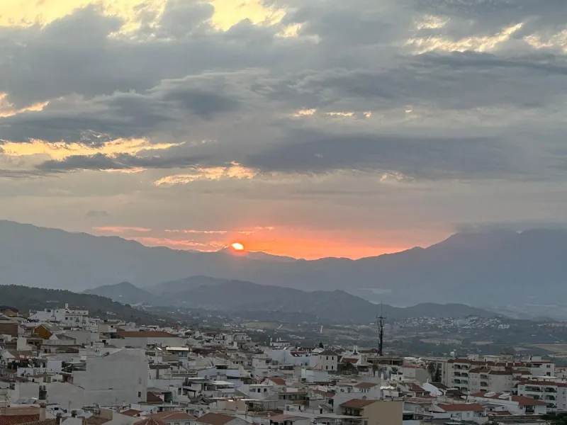 Two-bedroom penthouse for sale located in the upper part of Alhaurín el Grande. It has two large terraces with unbeatable views of the area. From the front terrace, measuring 14 m2, you can admire the Sierra de Mijas mountains, and the rear terrace, measu