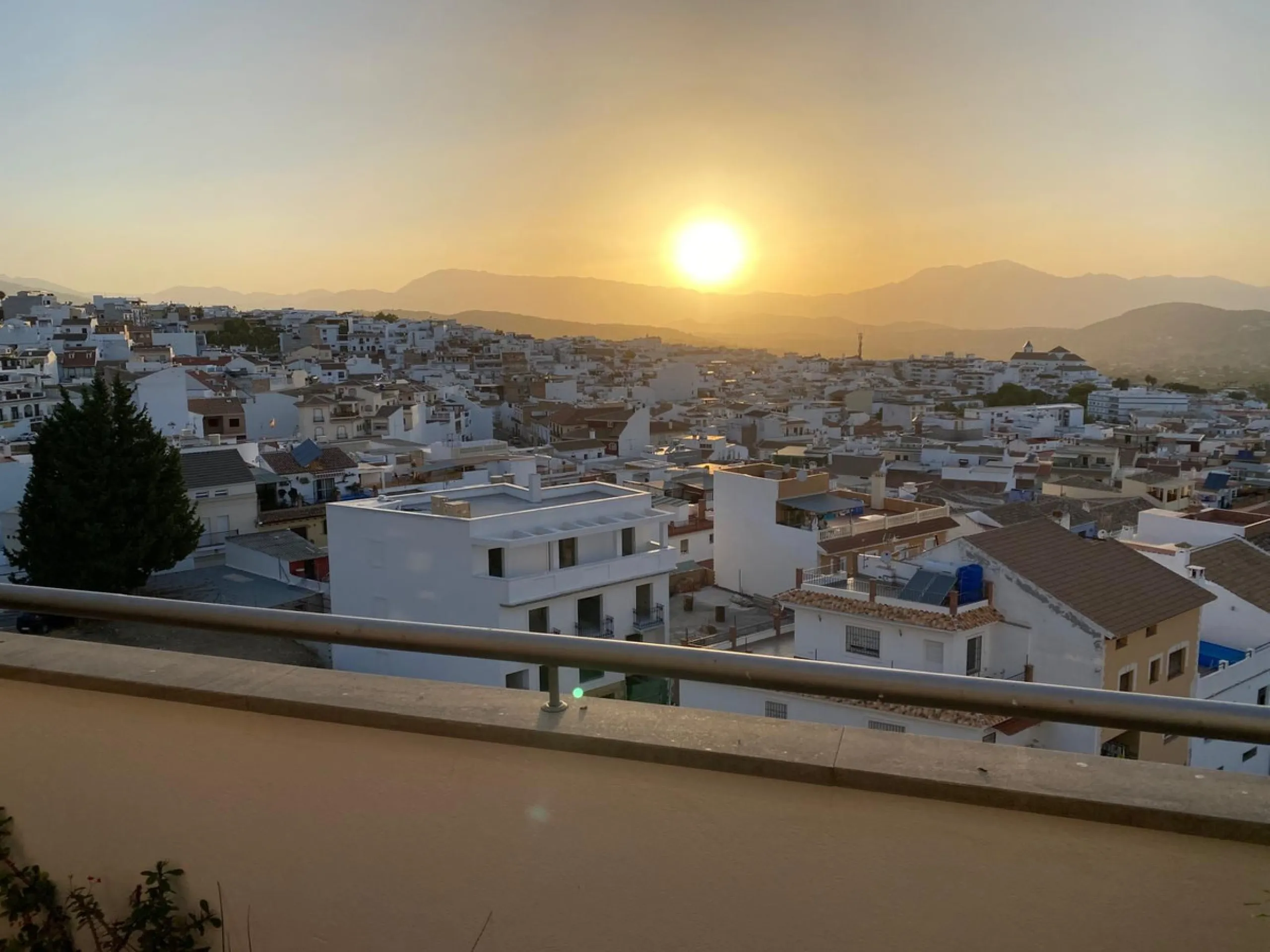 Two-bedroom penthouse for sale located in the upper part of Alhaurín el Grande. It has two large terraces with unbeatable views of the area. From the front terrace, measuring 14 m2, you can admire the Sierra de Mijas mountains, and the rear terrace, measu