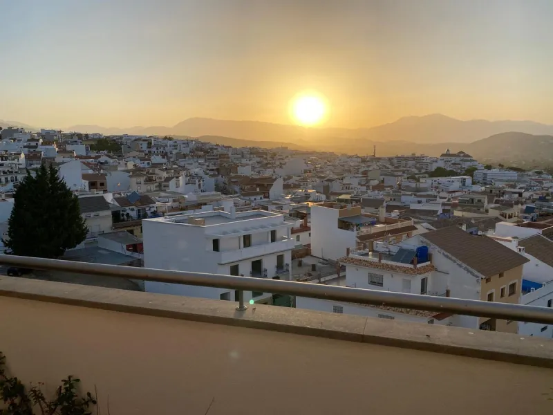 Two-bedroom penthouse for sale located in the upper part of Alhaurín el Grande. It has two large terraces with unbeatable views of the area. From the front terrace, measuring 14 m2, you can admire the Sierra de Mijas mountains, and the rear terrace, measu