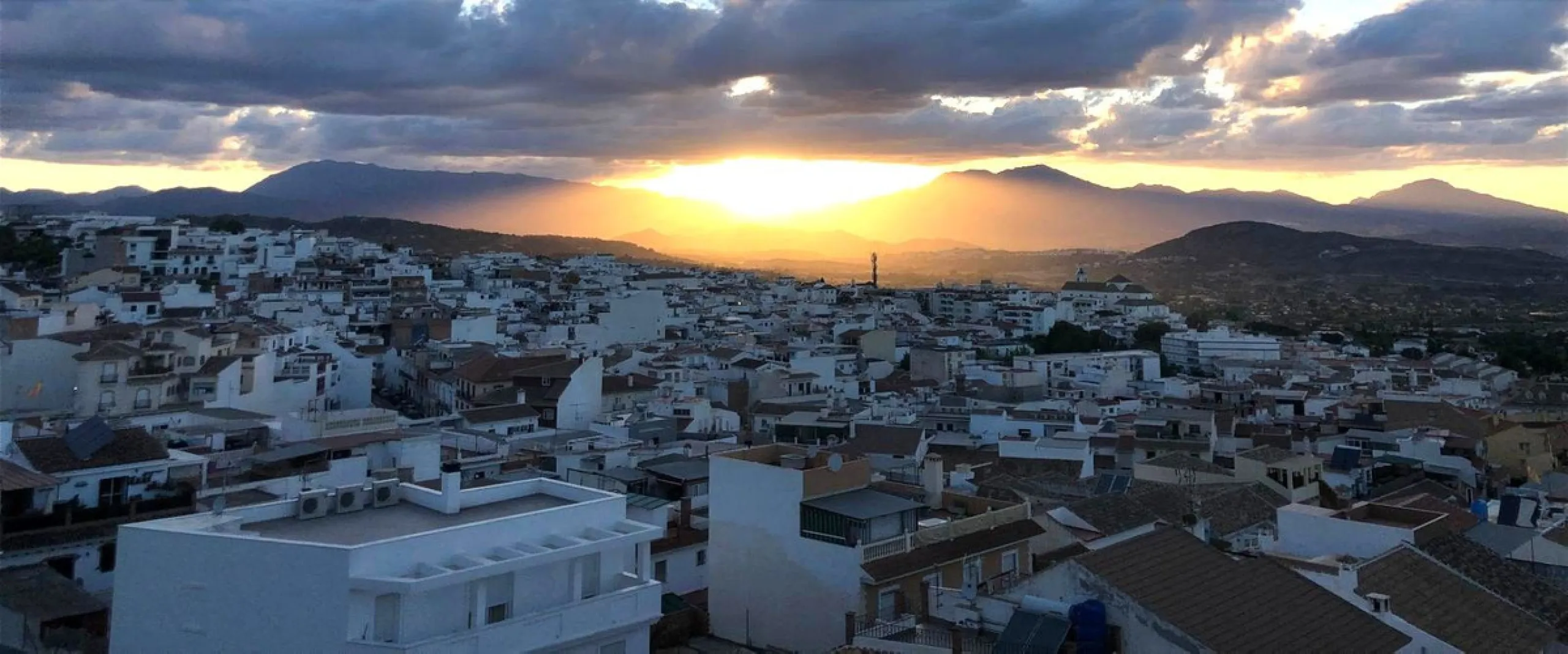 Two-bedroom penthouse for sale located in the upper part of Alhaurín el Grande. It has two large terraces with unbeatable views of the area. From the front terrace, measuring 14 m2, you can admire the Sierra de Mijas mountains, and the rear terrace, measu