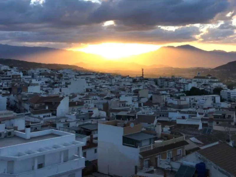 Two-bedroom penthouse for sale located in the upper part of Alhaurín el Grande. It has two large terraces with unbeatable views of the area. From the front terrace, measuring 14 m2, you can admire the Sierra de Mijas mountains, and the rear terrace, measu