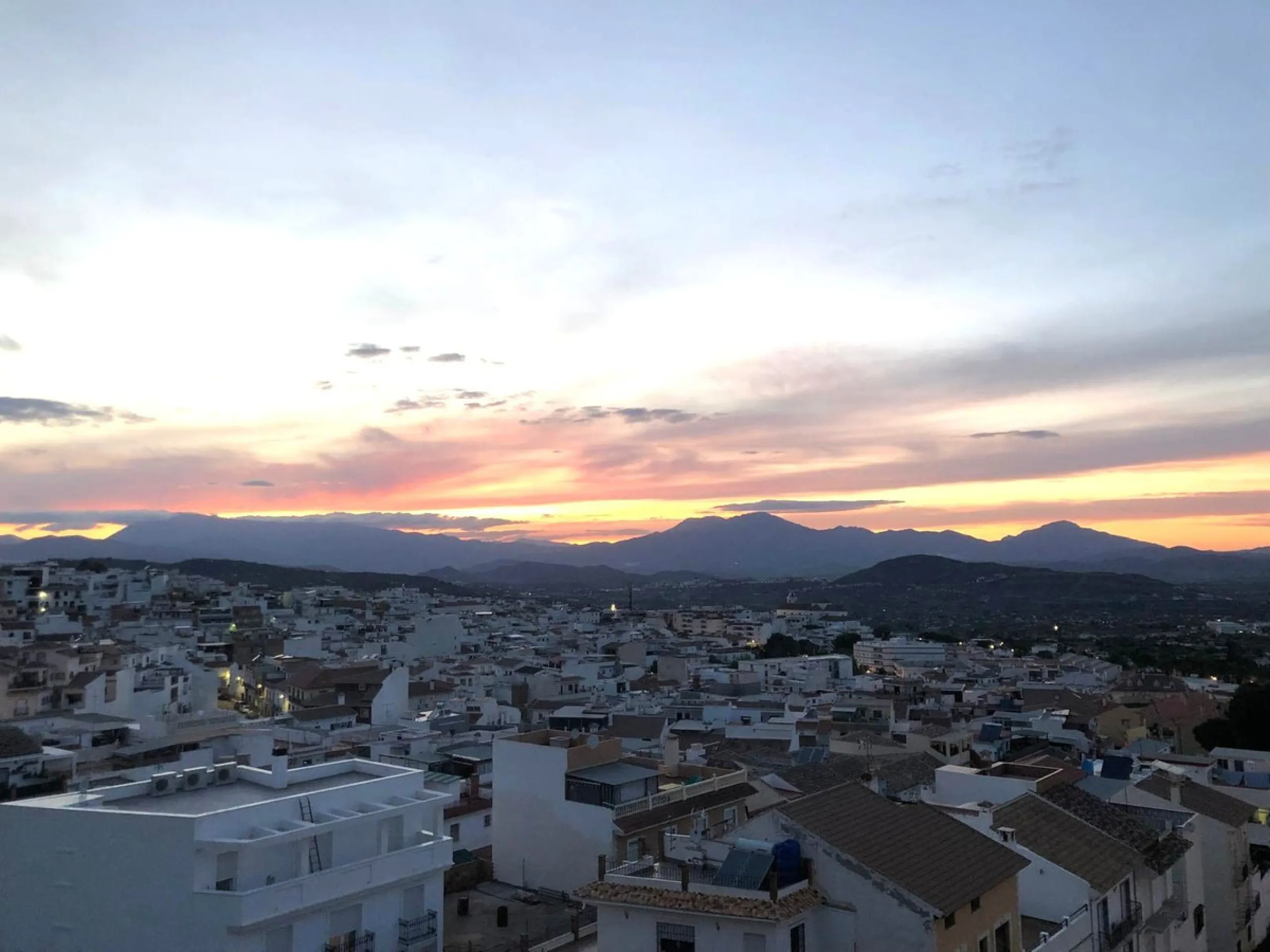 Two-bedroom penthouse for sale located in the upper part of Alhaurín el Grande. It has two large terraces with unbeatable views of the area. From the front terrace, measuring 14 m2, you can admire the Sierra de Mijas mountains, and the rear terrace, measu