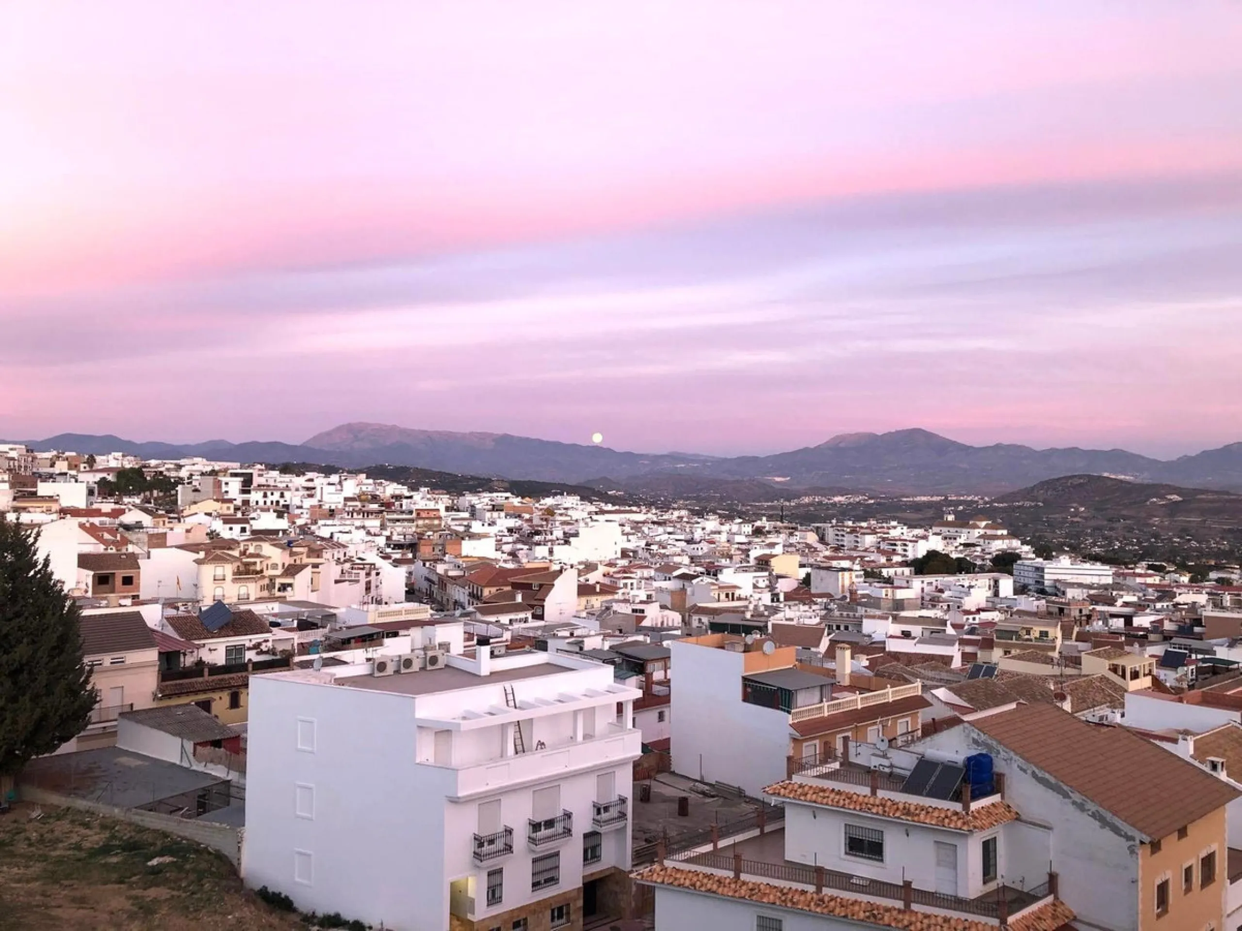 Two-bedroom penthouse for sale located in the upper part of Alhaurín el Grande. It has two large terraces with unbeatable views of the area. From the front terrace, measuring 14 m2, you can admire the Sierra de Mijas mountains, and the rear terrace, measu