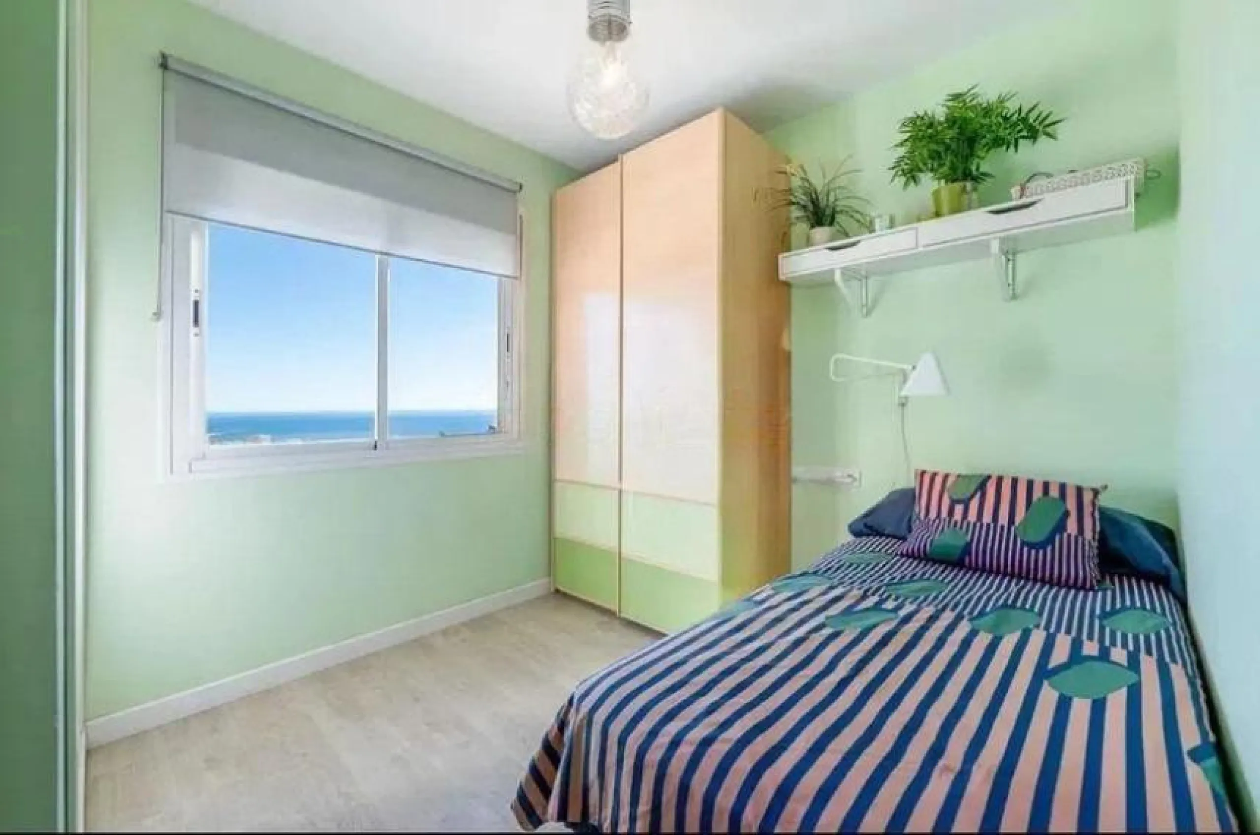 Direct sale from owner. We present this magnificent apartment located in one of the most sought-after areas of Arroyo de la Miel. Completely renovated and with an extension that maximizes space, it is a truly unique property.