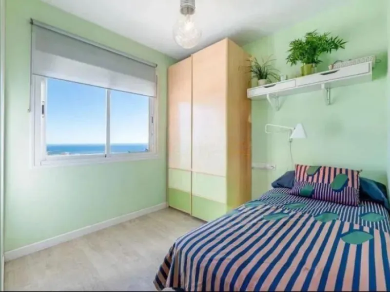 Direct sale from owner. We present this magnificent apartment located in one of the most sought-after areas of Arroyo de la Miel. Completely renovated and with an extension that maximizes space, it is a truly unique property.