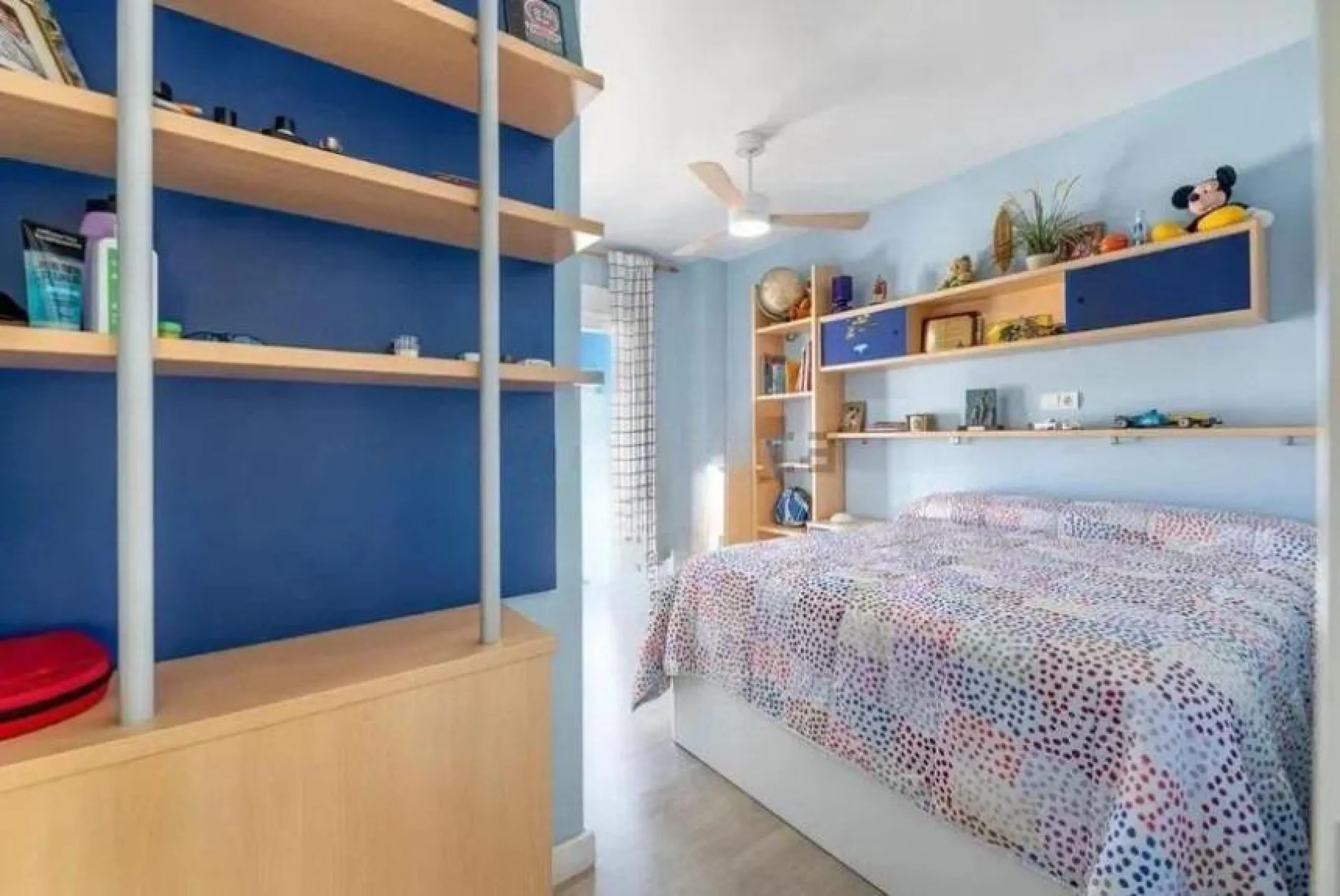 Direct sale from owner. We present this magnificent apartment located in one of the most sought-after areas of Arroyo de la Miel. Completely renovated and with an extension that maximizes space, it is a truly unique property.