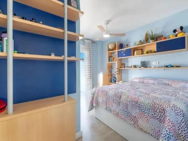 Direct sale from owner. We present this magnificent apartment located in one of the most sought-after areas of Arroyo de la Miel. Completely renovated and with an extension that maximizes space, it is a truly unique property.