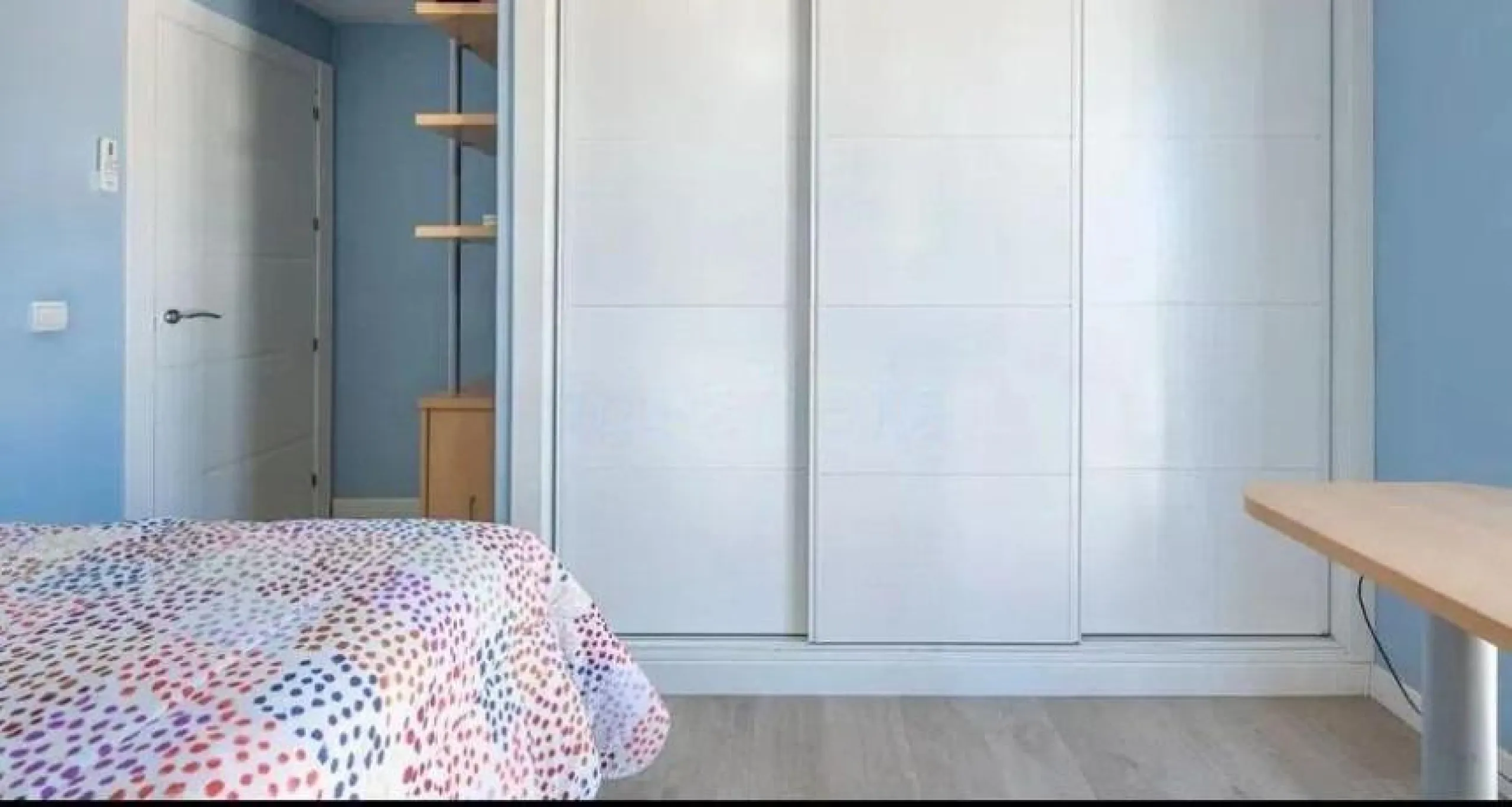 Direct sale from owner. We present this magnificent apartment located in one of the most sought-after areas of Arroyo de la Miel. Completely renovated and with an extension that maximizes space, it is a truly unique property.