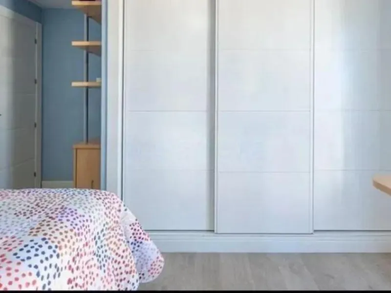 Direct sale from owner. We present this magnificent apartment located in one of the most sought-after areas of Arroyo de la Miel. Completely renovated and with an extension that maximizes space, it is a truly unique property.