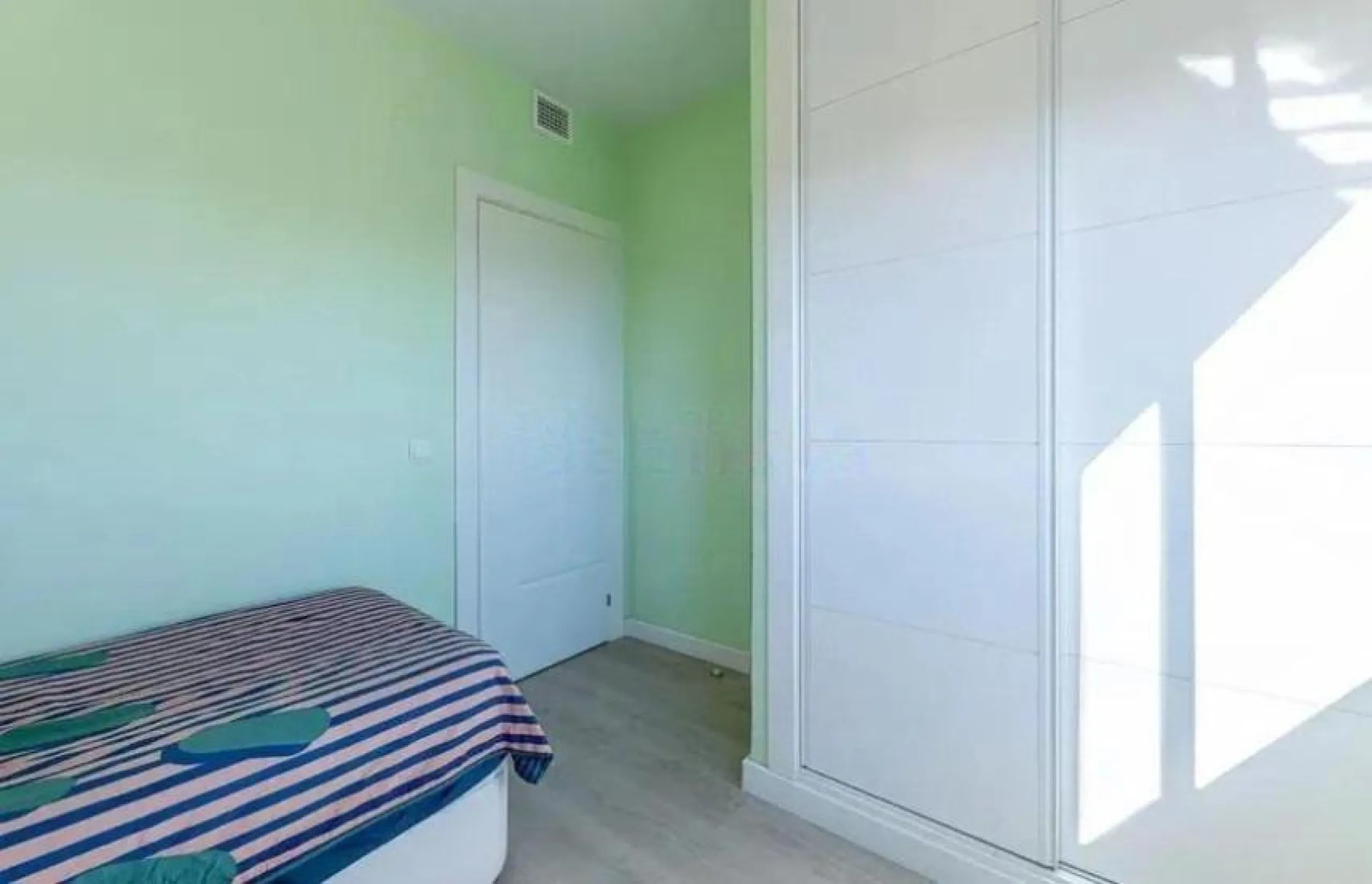 Direct sale from owner. We present this magnificent apartment located in one of the most sought-after areas of Arroyo de la Miel. Completely renovated and with an extension that maximizes space, it is a truly unique property.