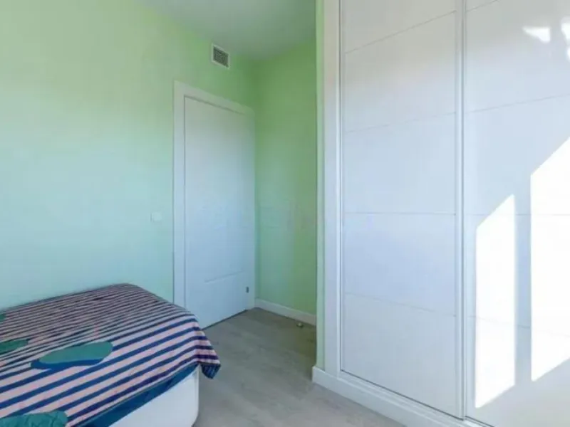 Direct sale from owner. We present this magnificent apartment located in one of the most sought-after areas of Arroyo de la Miel. Completely renovated and with an extension that maximizes space, it is a truly unique property.