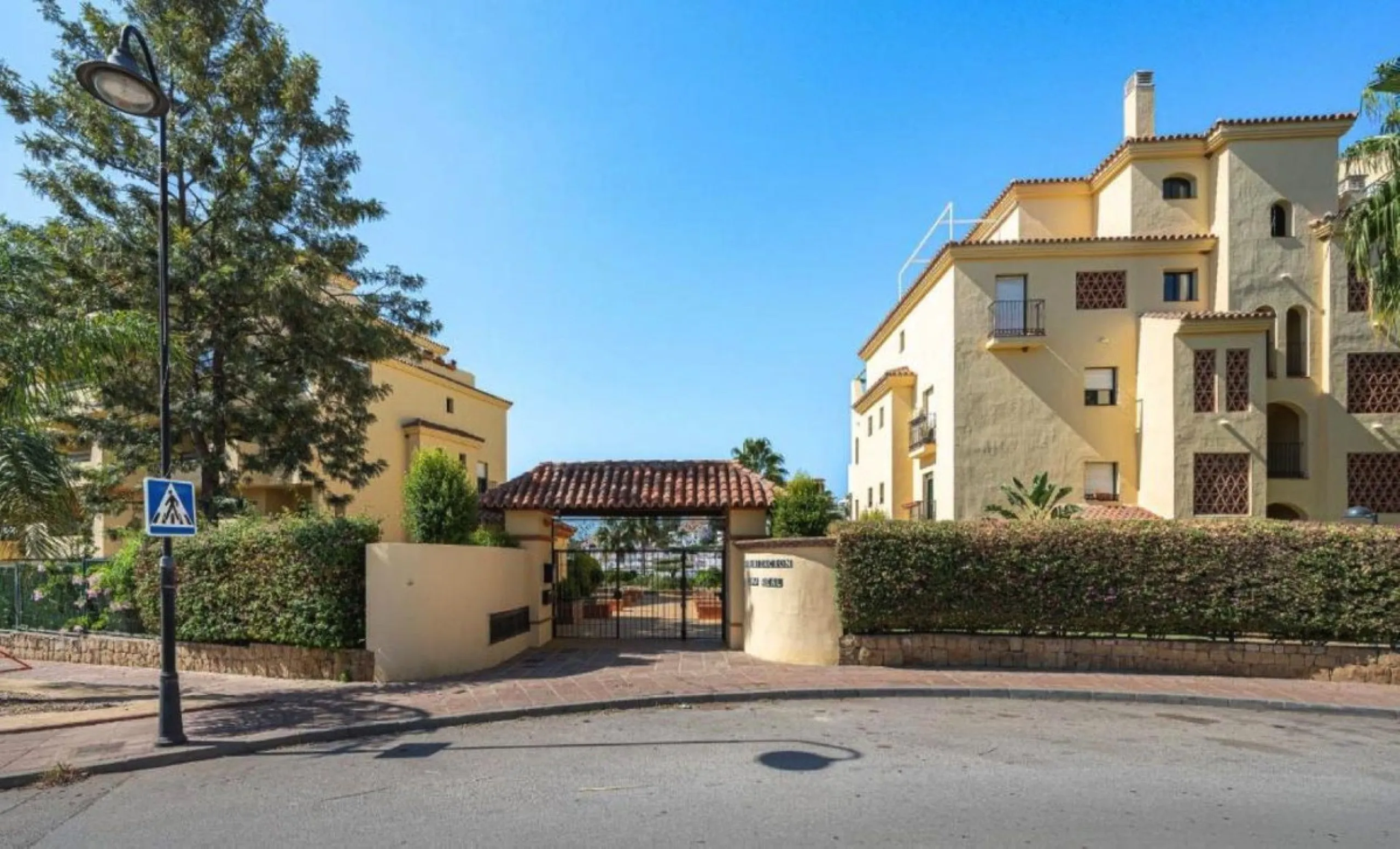 Spacious Ground-Floor Apartment in La Concha-Resina Golf, Estepona – Huge Terrace, Renovated Interiors, and Resort Amenities!