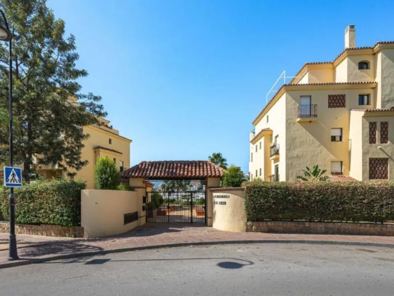 Spacious Ground-Floor Apartment in La Concha-Resina Golf, Estepona – Huge Terrace, Renovated Interiors, and Resort Amenities!