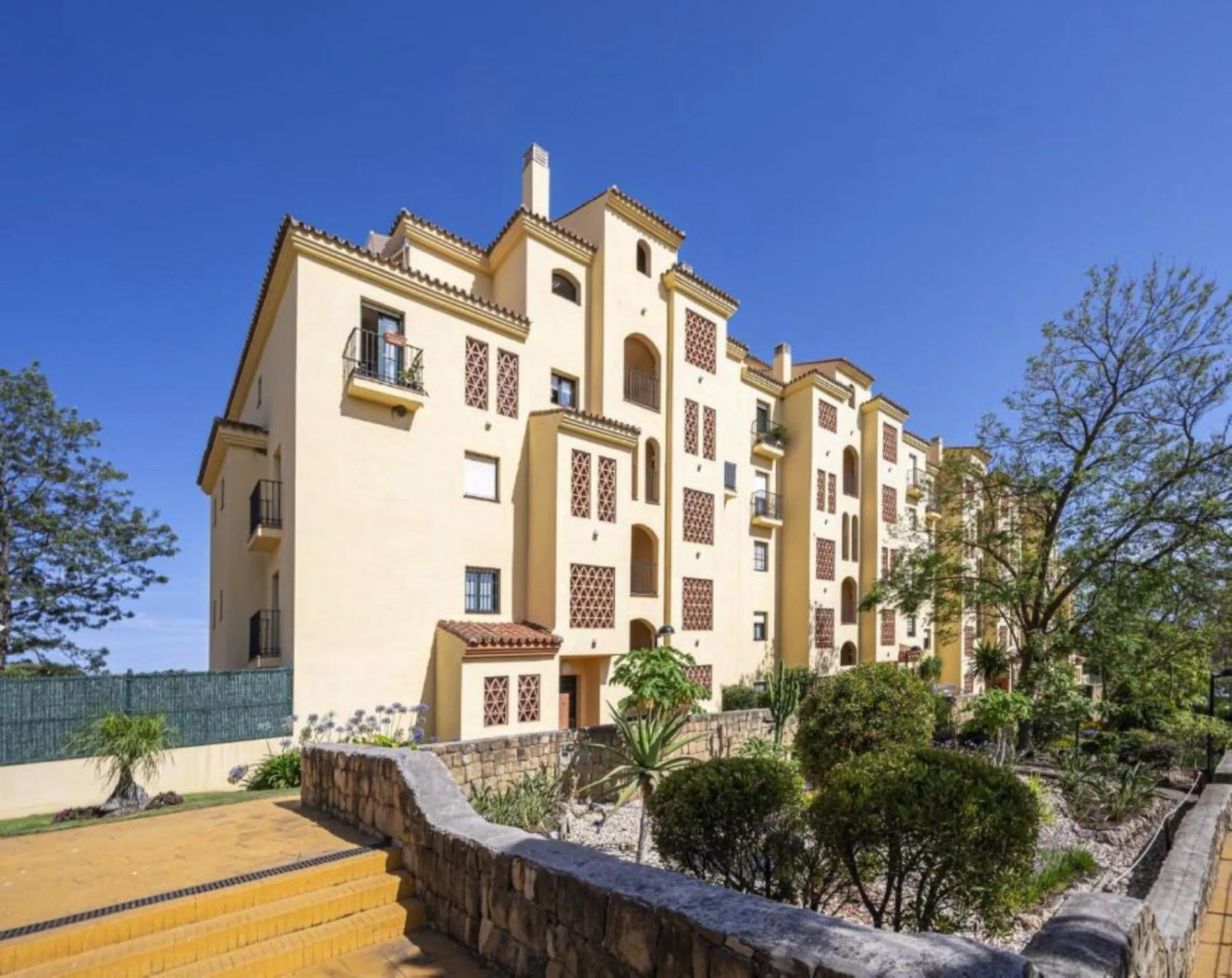 Spacious Ground-Floor Apartment in La Concha-Resina Golf, Estepona – Huge Terrace, Renovated Interiors, and Resort Amenities!