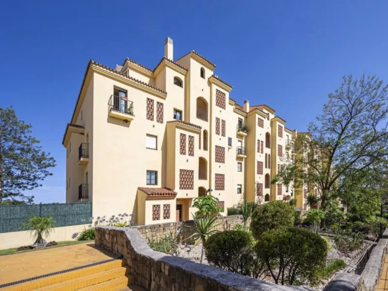 Spacious Ground-Floor Apartment in La Concha-Resina Golf, Estepona – Huge Terrace, Renovated Interiors, and Resort Amenities!