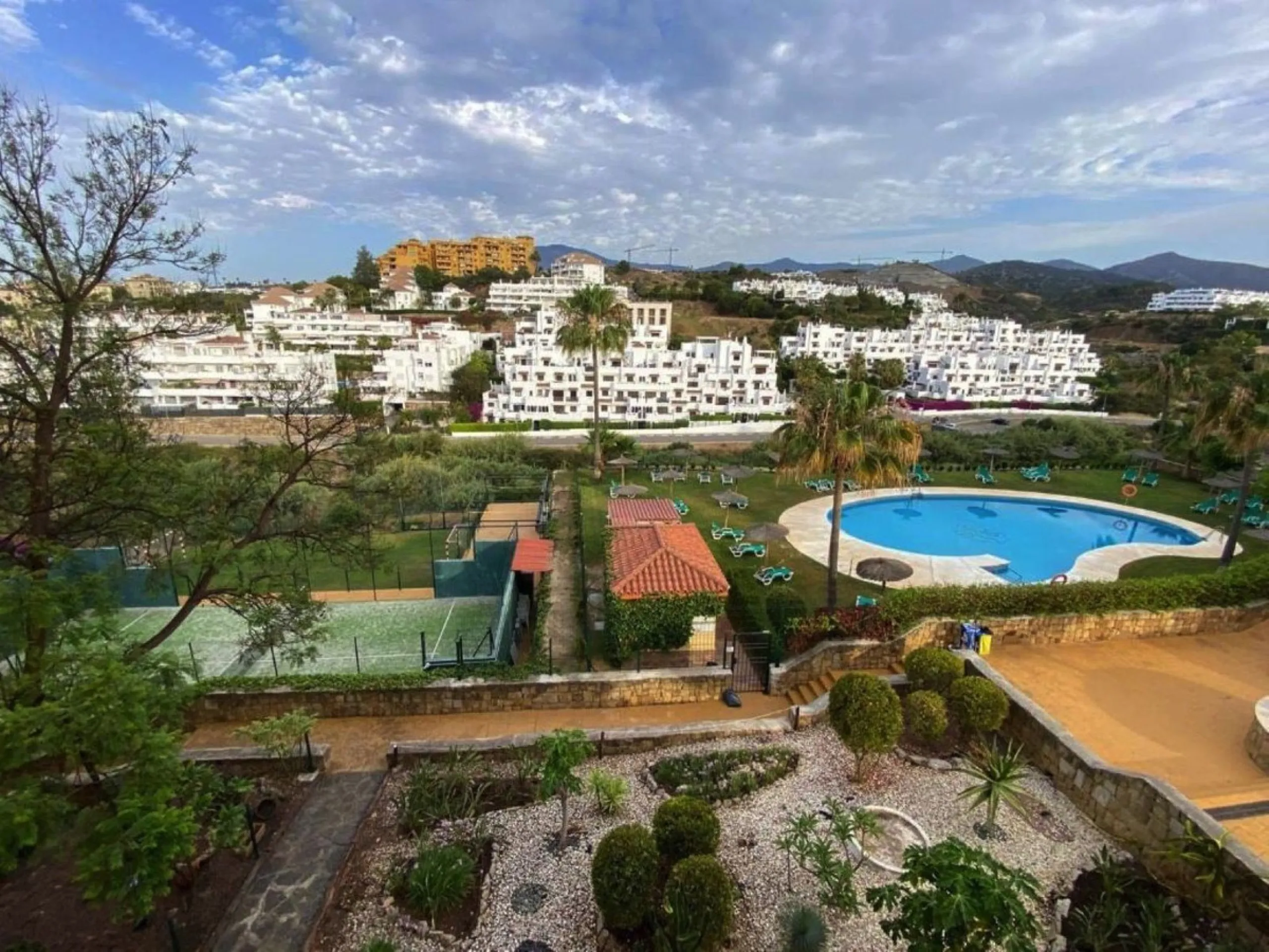 Spacious Ground-Floor Apartment in La Concha-Resina Golf, Estepona – Huge Terrace, Renovated Interiors, and Resort Amenities!