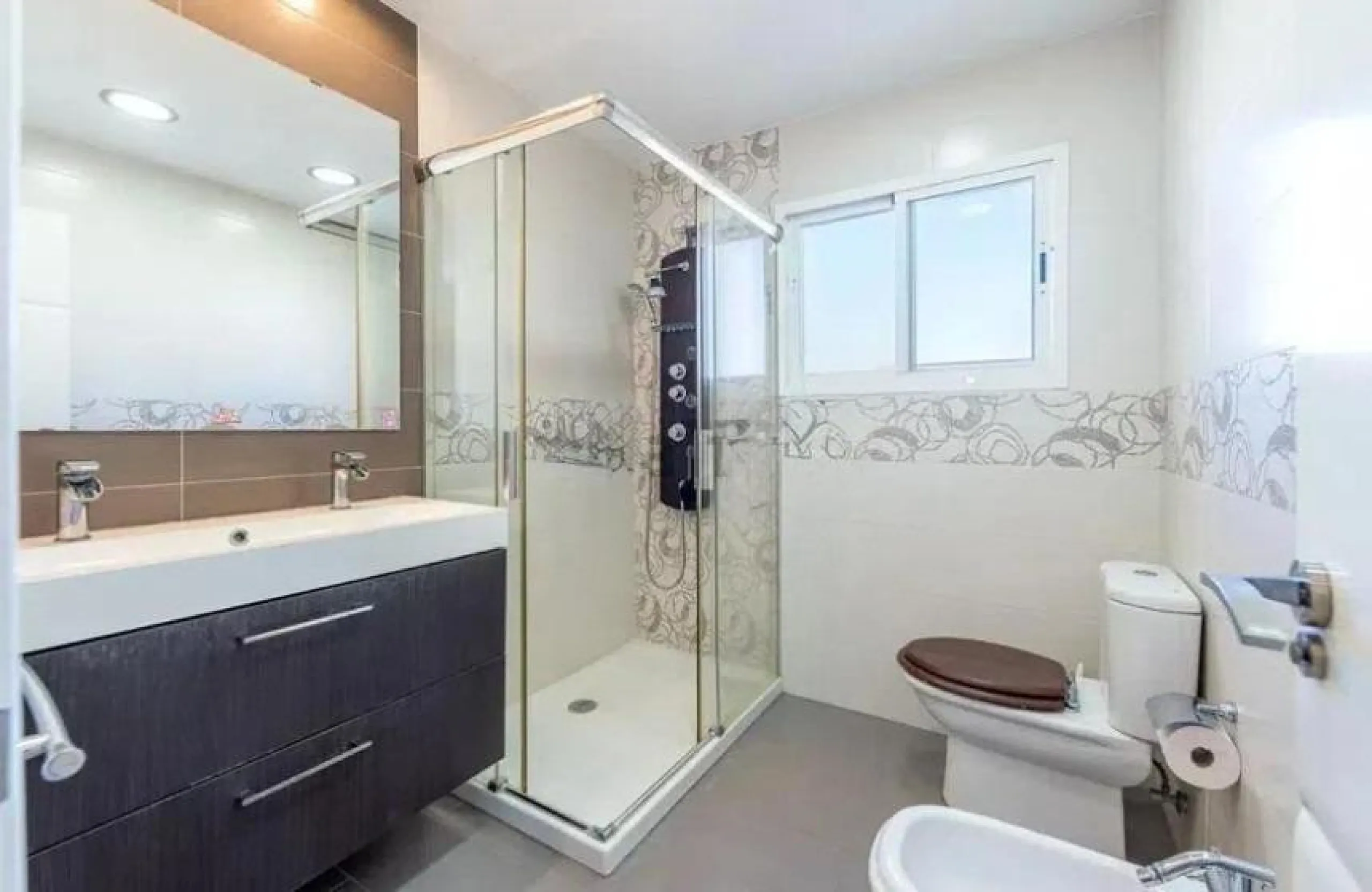 Direct sale from owner. We present this magnificent apartment located in one of the most sought-after areas of Arroyo de la Miel. Completely renovated and with an extension that maximizes space, it is a truly unique property.