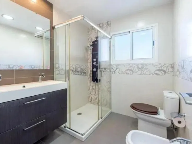 Direct sale from owner. We present this magnificent apartment located in one of the most sought-after areas of Arroyo de la Miel. Completely renovated and with an extension that maximizes space, it is a truly unique property.