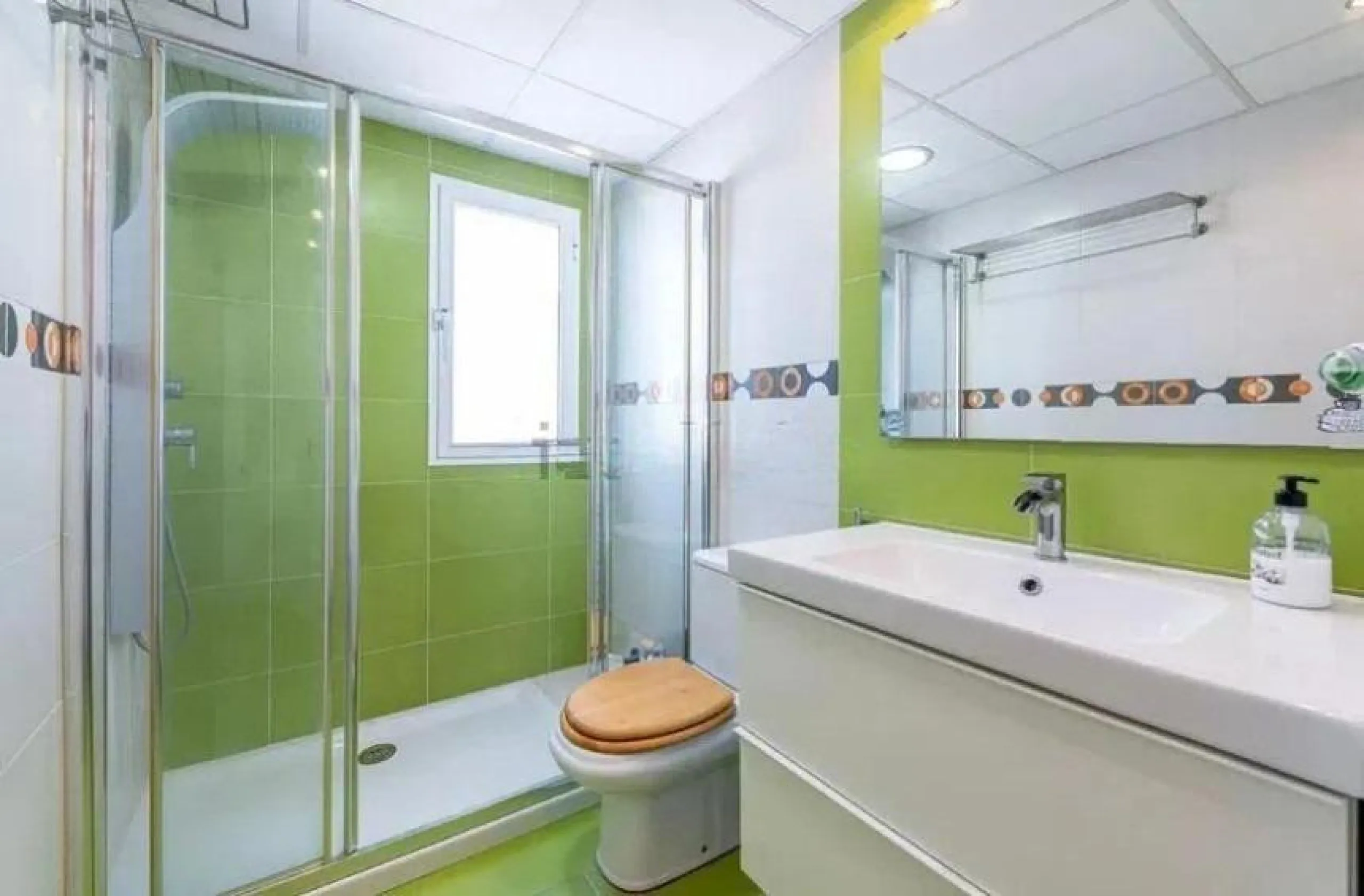 Direct sale from owner. We present this magnificent apartment located in one of the most sought-after areas of Arroyo de la Miel. Completely renovated and with an extension that maximizes space, it is a truly unique property.