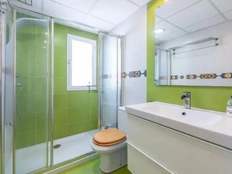 Direct sale from owner. We present this magnificent apartment located in one of the most sought-after areas of Arroyo de la Miel. Completely renovated and with an extension that maximizes space, it is a truly unique property.
