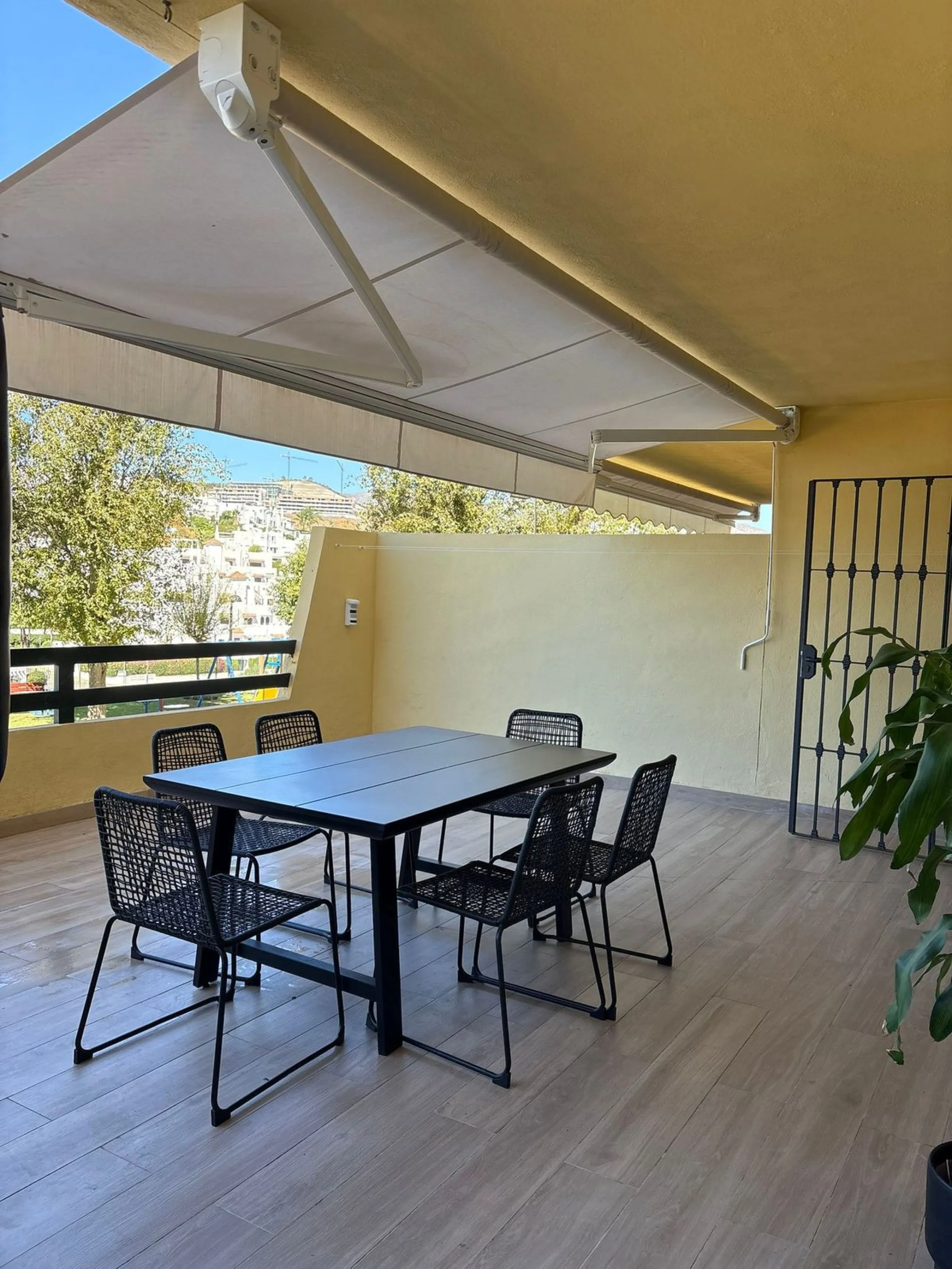 Spacious Ground-Floor Apartment in La Concha-Resina Golf, Estepona – Huge Terrace, Renovated Interiors, and Resort Amenities!