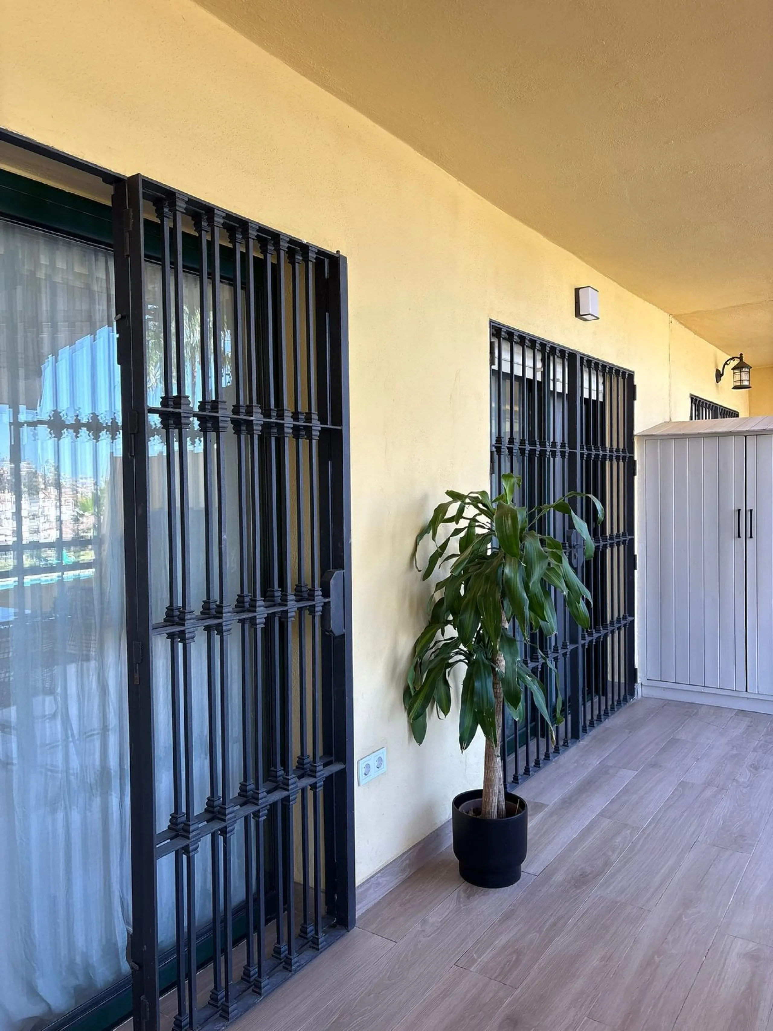 Spacious Ground-Floor Apartment in La Concha-Resina Golf, Estepona – Huge Terrace, Renovated Interiors, and Resort Amenities!