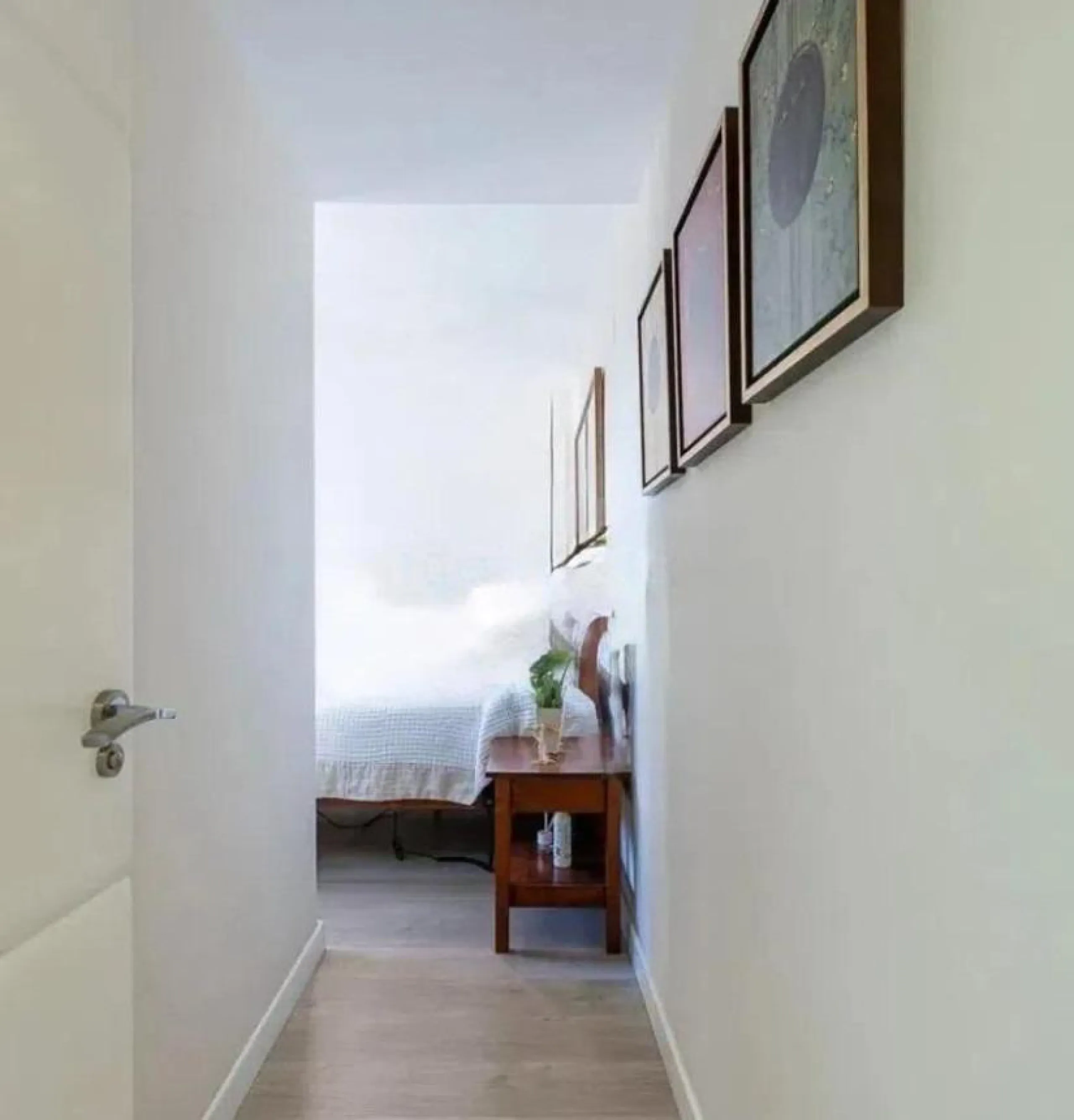 Direct sale from owner. We present this magnificent apartment located in one of the most sought-after areas of Arroyo de la Miel. Completely renovated and with an extension that maximizes space, it is a truly unique property.