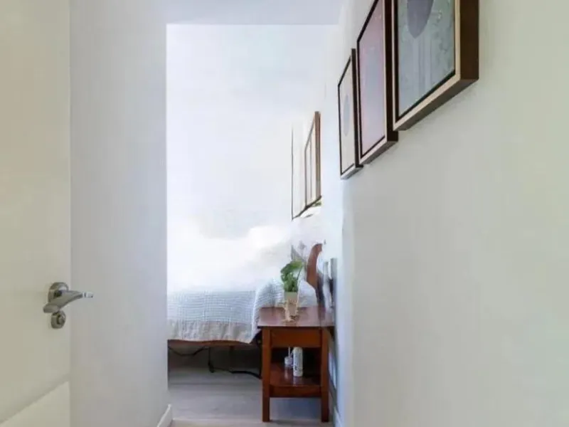 Direct sale from owner. We present this magnificent apartment located in one of the most sought-after areas of Arroyo de la Miel. Completely renovated and with an extension that maximizes space, it is a truly unique property.