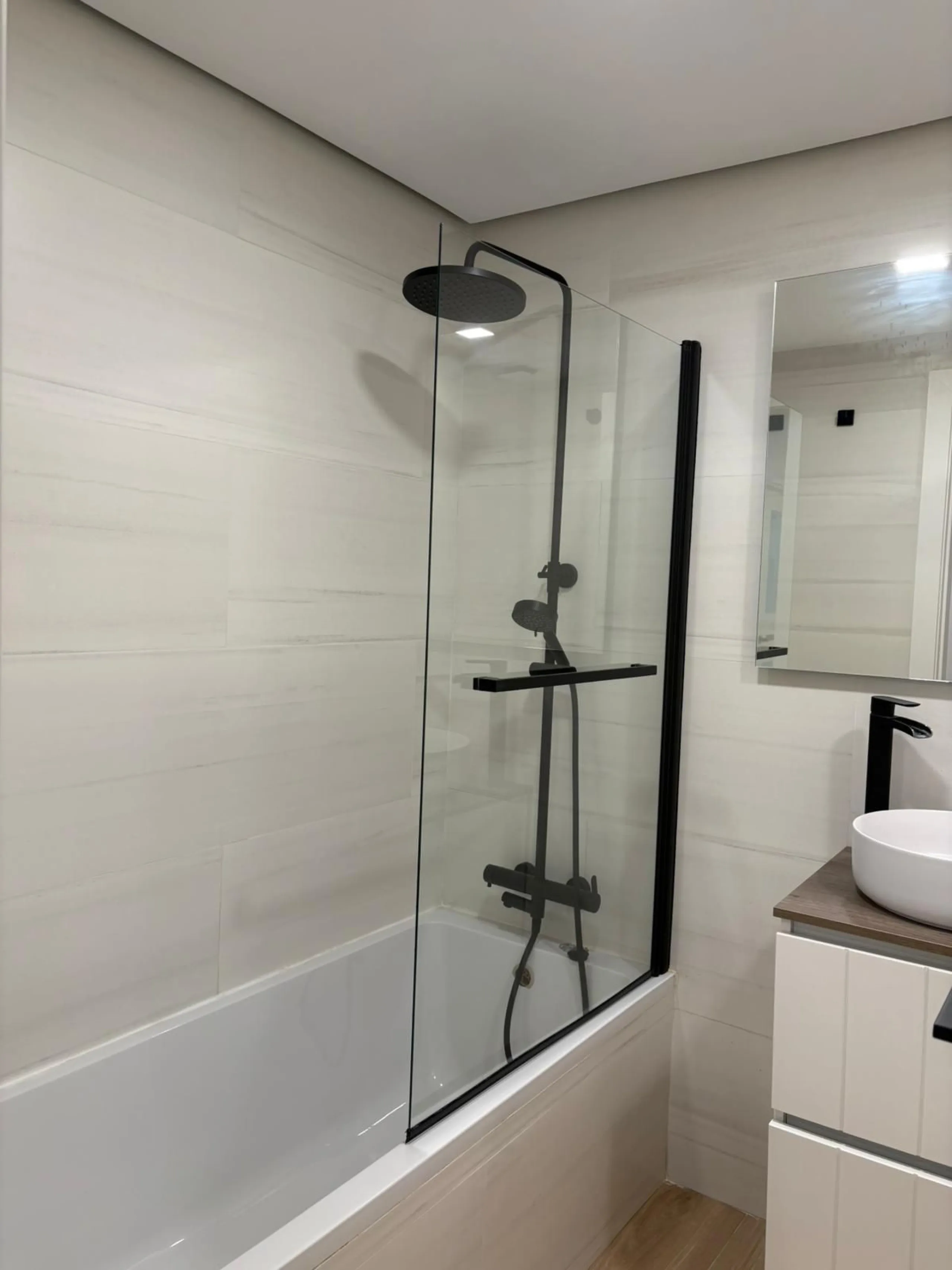 Spacious Ground-Floor Apartment in La Concha-Resina Golf, Estepona – Huge Terrace, Renovated Interiors, and Resort Amenities!