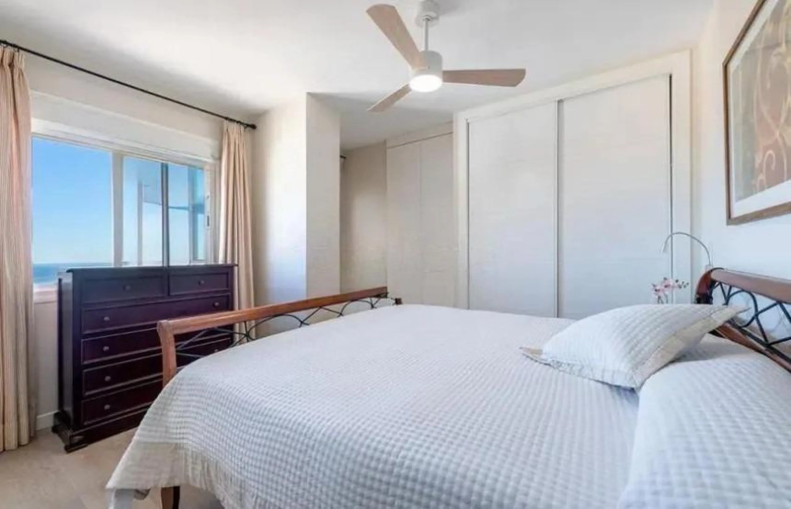Direct sale from owner. We present this magnificent apartment located in one of the most sought-after areas of Arroyo de la Miel. Completely renovated and with an extension that maximizes space, it is a truly unique property.