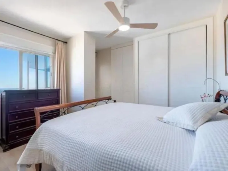 Direct sale from owner. We present this magnificent apartment located in one of the most sought-after areas of Arroyo de la Miel. Completely renovated and with an extension that maximizes space, it is a truly unique property.