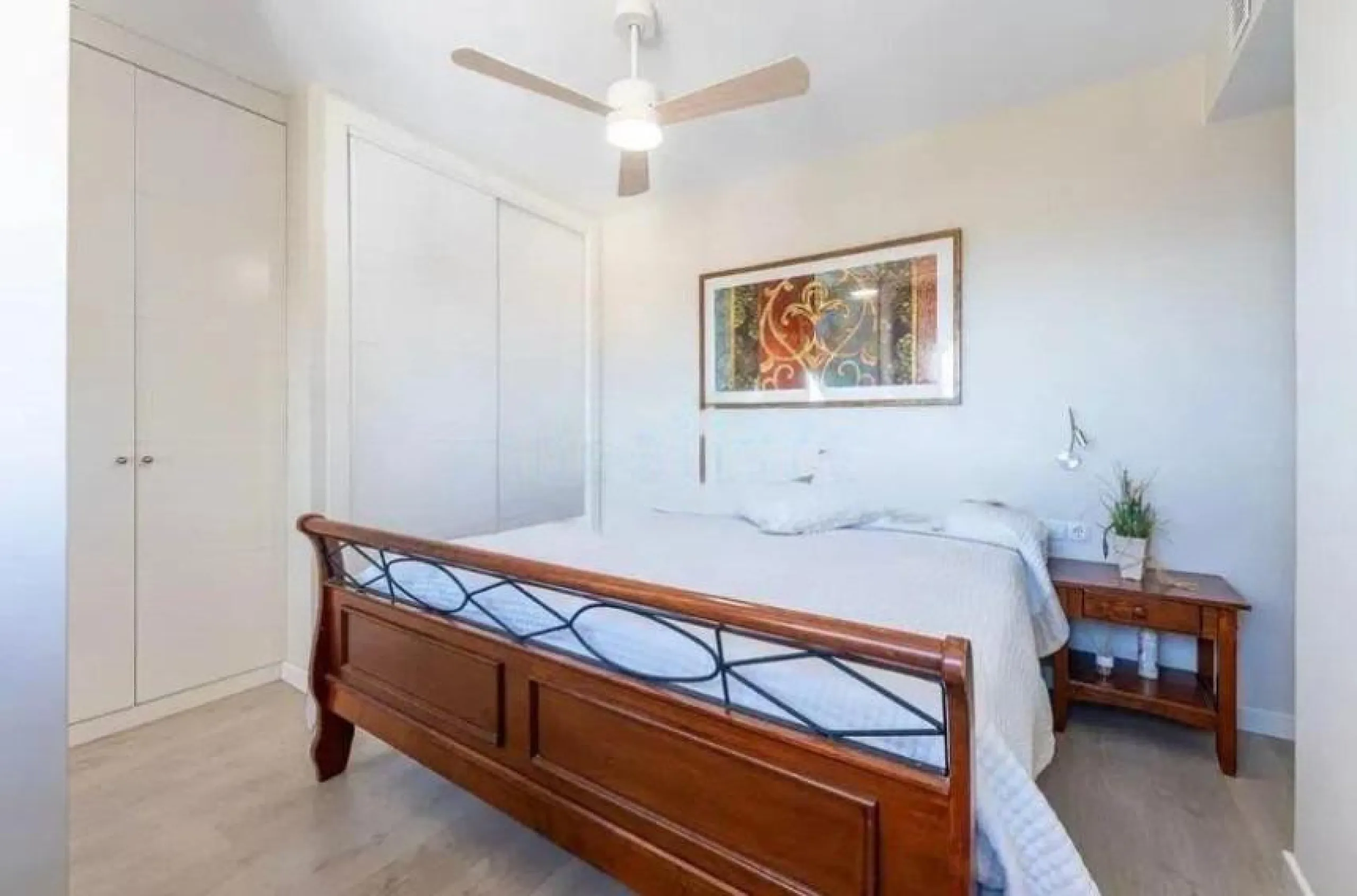 Direct sale from owner. We present this magnificent apartment located in one of the most sought-after areas of Arroyo de la Miel. Completely renovated and with an extension that maximizes space, it is a truly unique property.