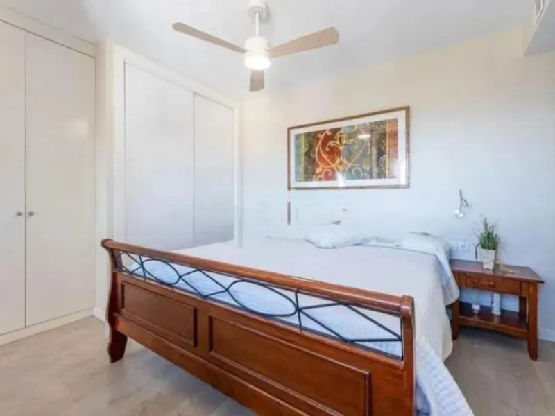 Direct sale from owner. We present this magnificent apartment located in one of the most sought-after areas of Arroyo de la Miel. Completely renovated and with an extension that maximizes space, it is a truly unique property.