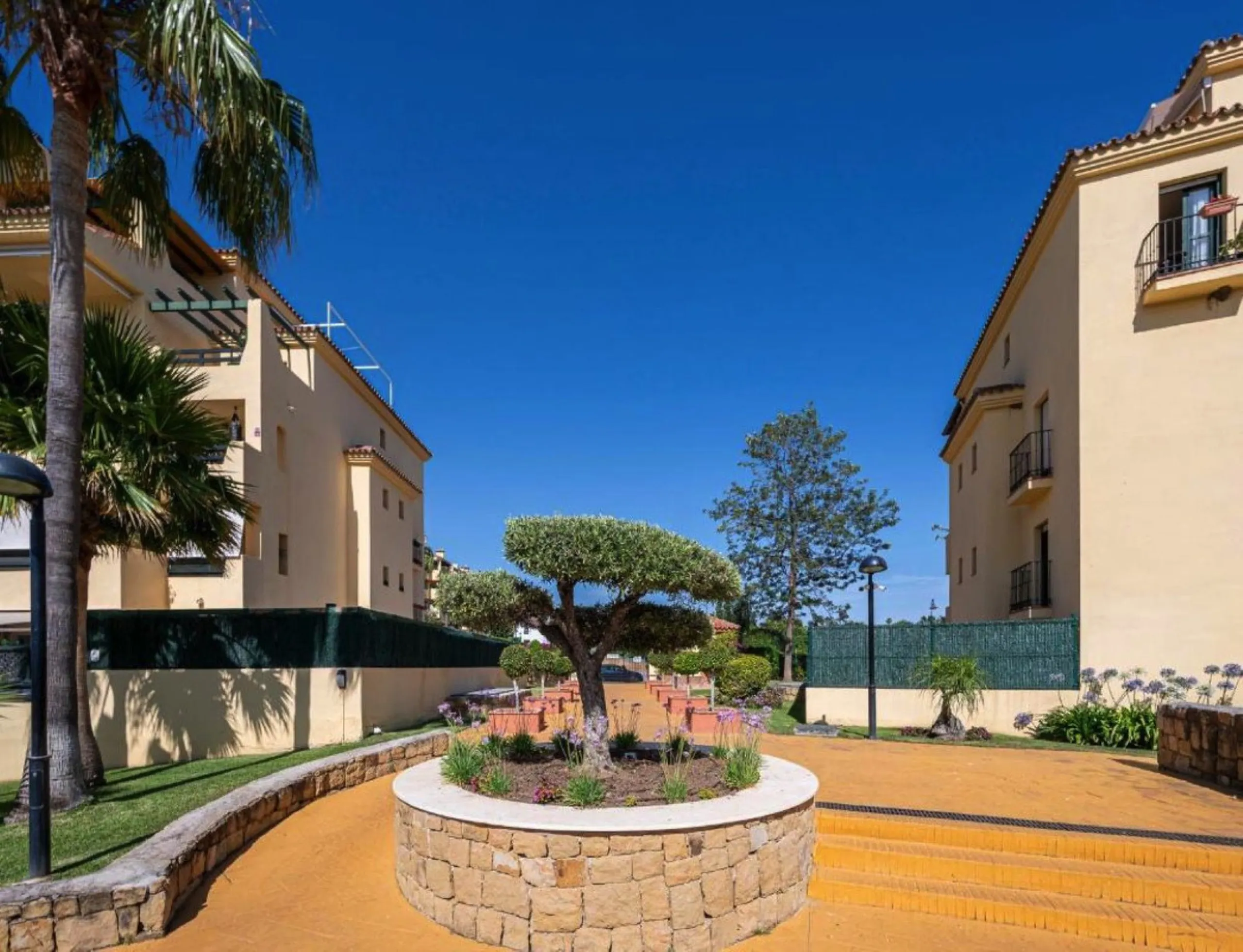 Spacious Ground-Floor Apartment in La Concha-Resina Golf, Estepona – Huge Terrace, Renovated Interiors, and Resort Amenities!