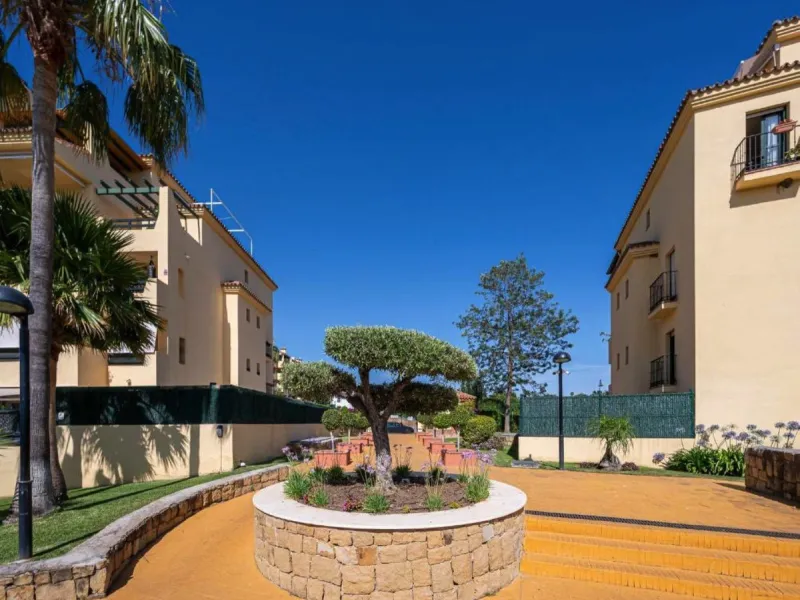 Spacious Ground-Floor Apartment in La Concha-Resina Golf, Estepona – Huge Terrace, Renovated Interiors, and Resort Amenities!