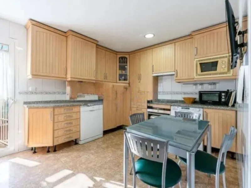 Direct sale from owner. We present this magnificent apartment located in one of the most sought-after areas of Arroyo de la Miel. Completely renovated and with an extension that maximizes space, it is a truly unique property.