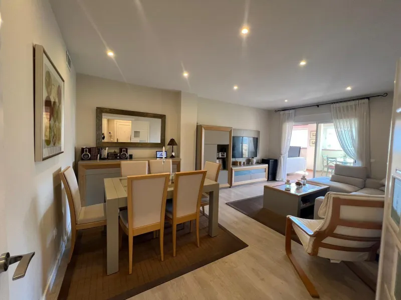 Direct sale from owner. We present this magnificent apartment located in one of the most sought-after areas of Arroyo de la Miel. Completely renovated and with an extension that maximizes space, it is a truly unique property.