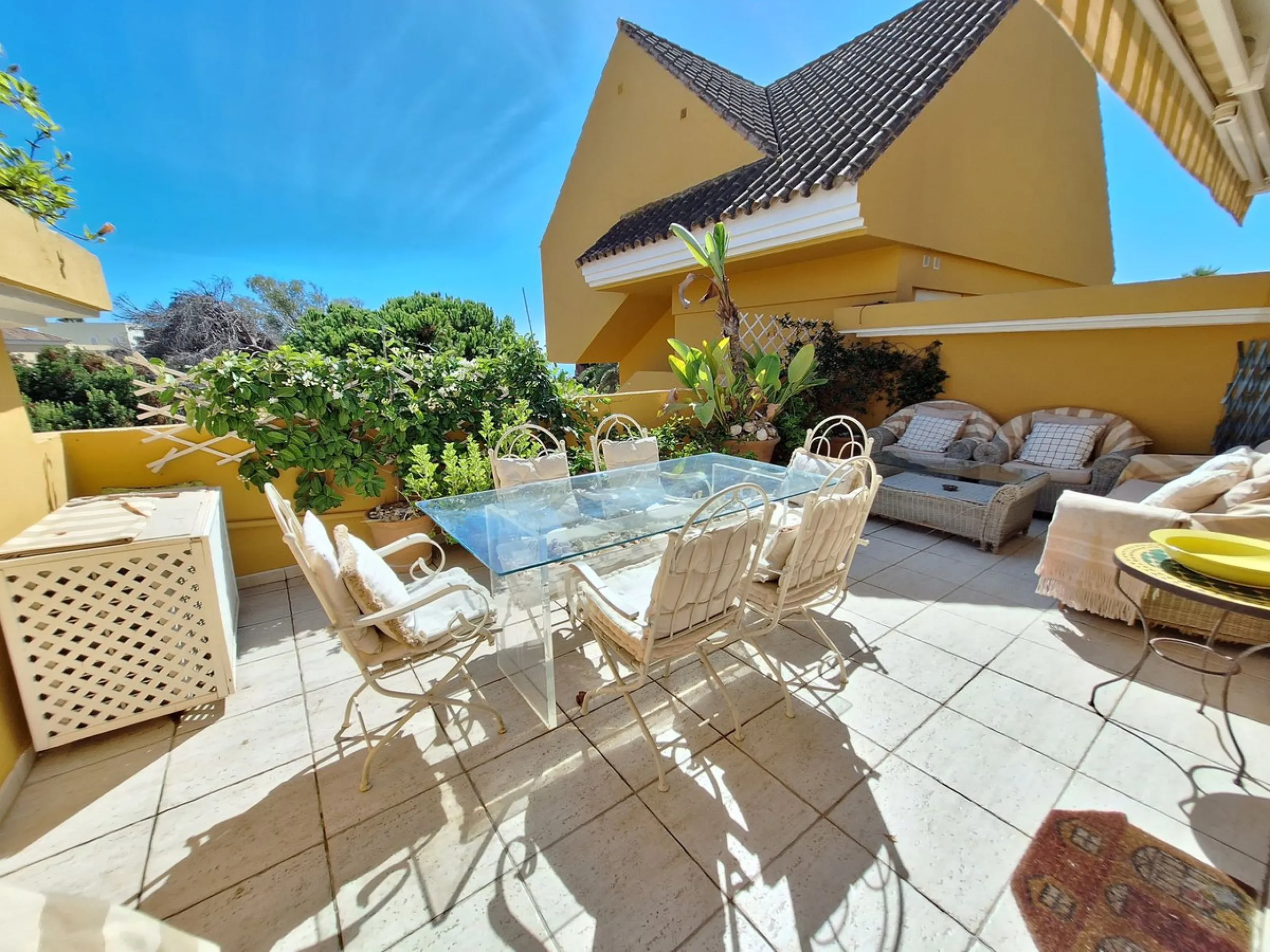 Apartment - Penthouse Duplex в продаже в Marbella, Málaga. В доме 2 спален и 2 ванных комнат. Площадь дома 107 м²