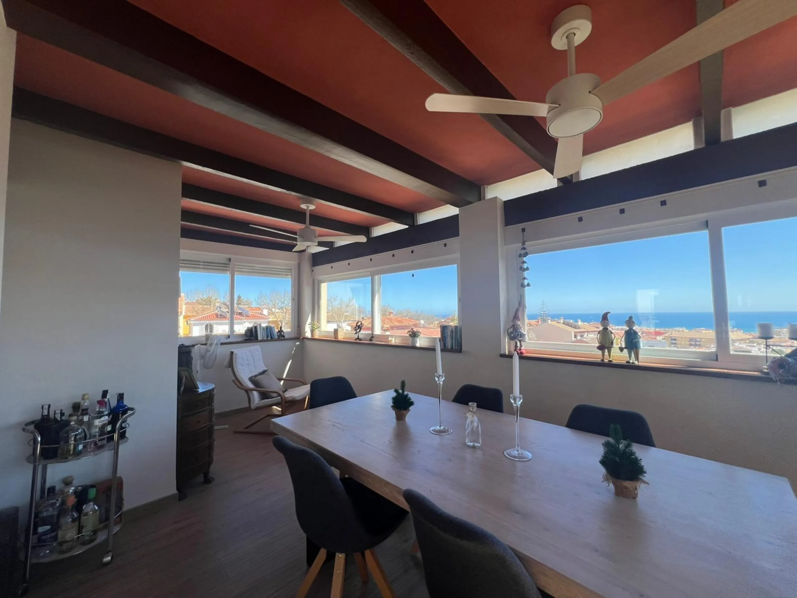 Direct sale from owner. We present this magnificent apartment located in one of the most sought-after areas of Arroyo de la Miel. Completely renovated and with an extension that maximizes space, it is a truly unique property.
