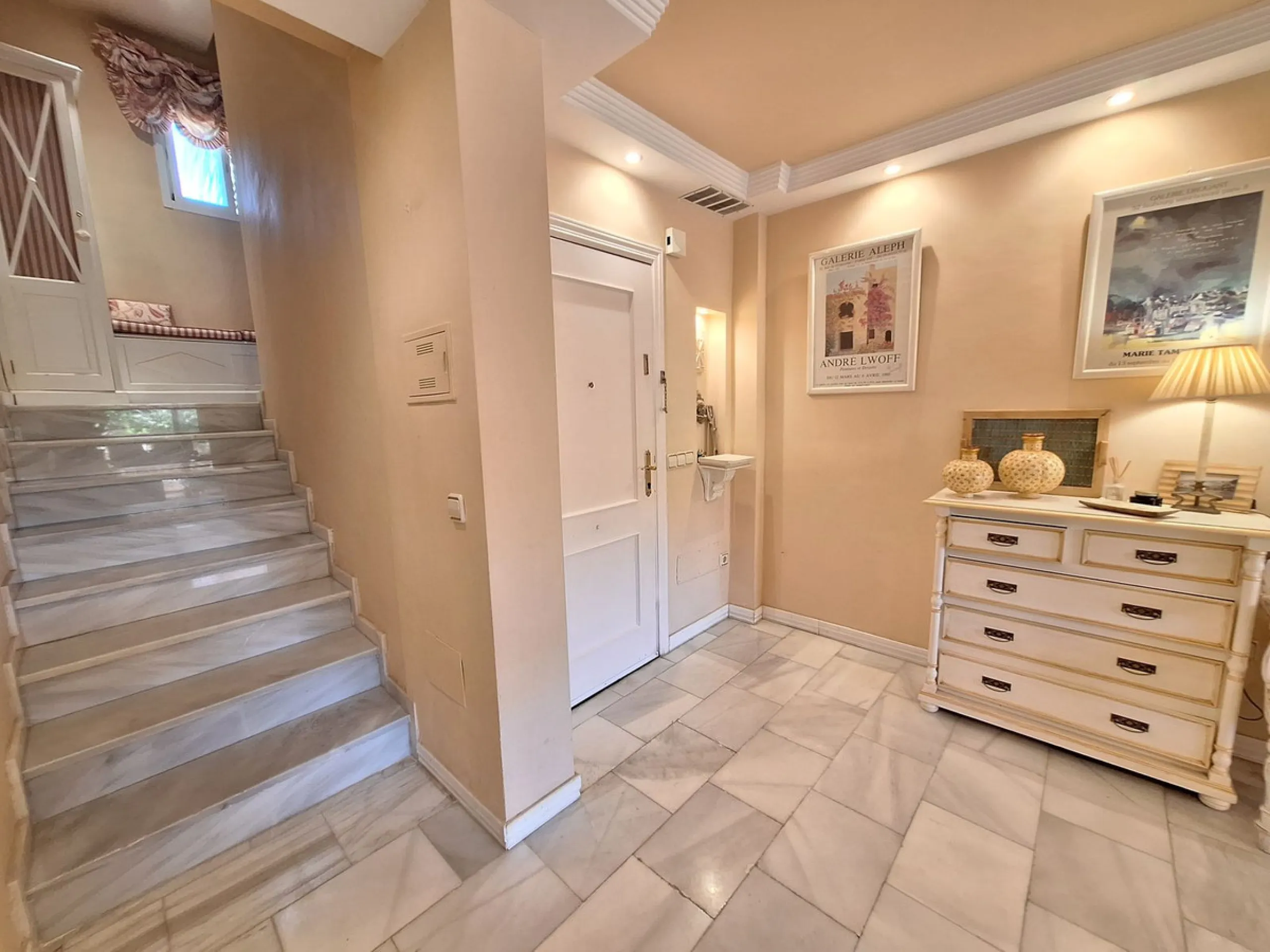 Apartment - Penthouse Duplex в продаже в Marbella, Málaga. В доме 2 спален и 2 ванных комнат. Площадь дома 107 м²
