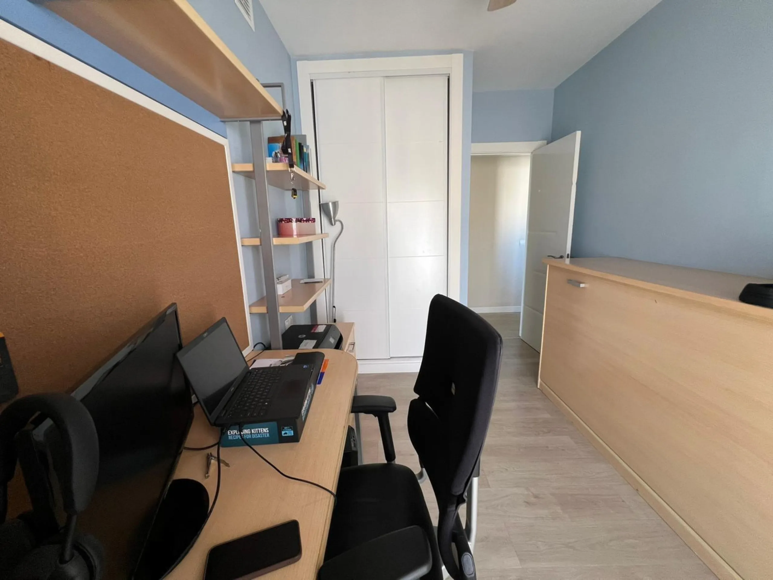 Direct sale from owner. We present this magnificent apartment located in one of the most sought-after areas of Arroyo de la Miel. Completely renovated and with an extension that maximizes space, it is a truly unique property.