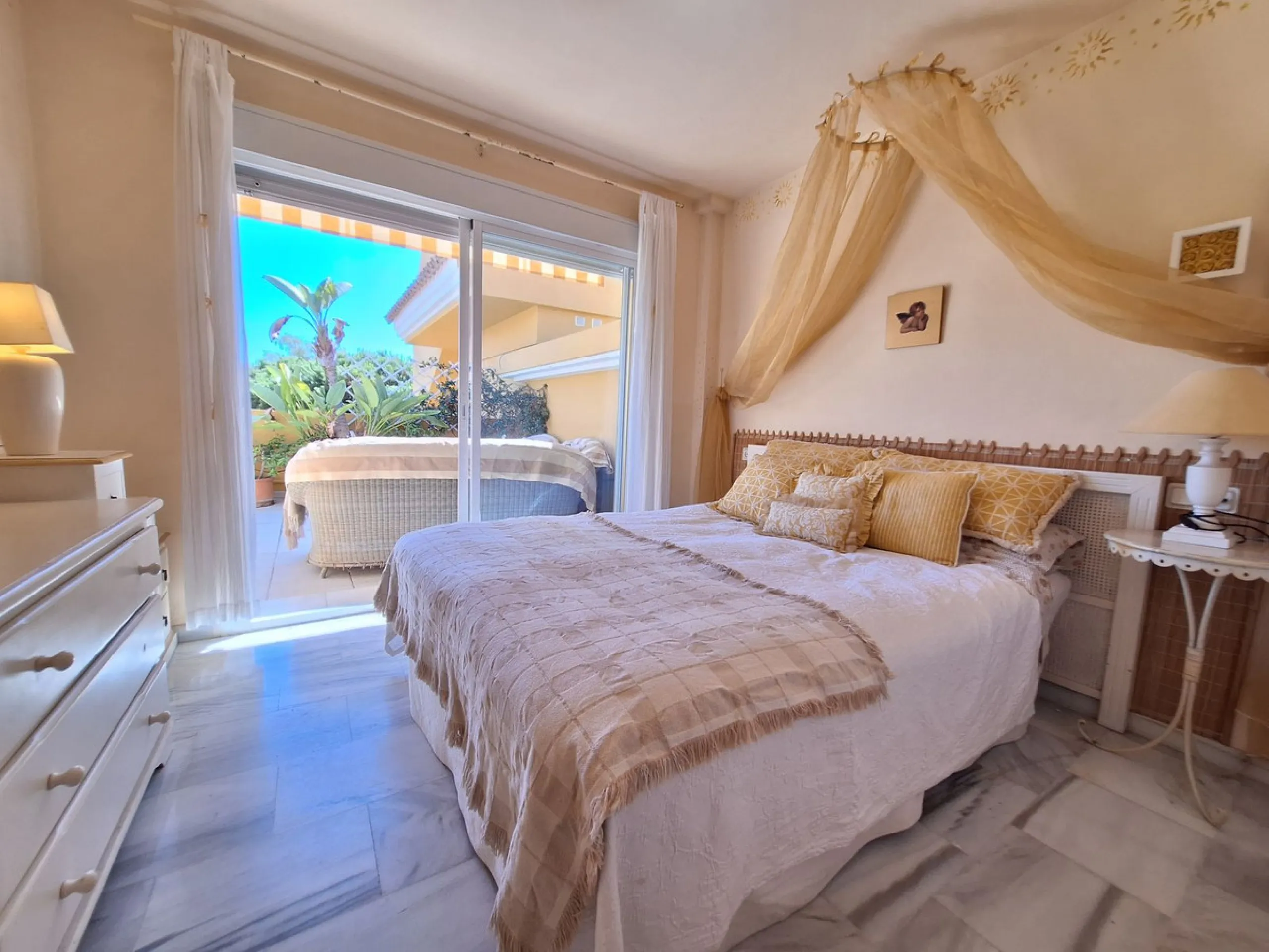 Apartment - Penthouse Duplex в продаже в Marbella, Málaga. В доме 2 спален и 2 ванных комнат. Площадь дома 107 м²