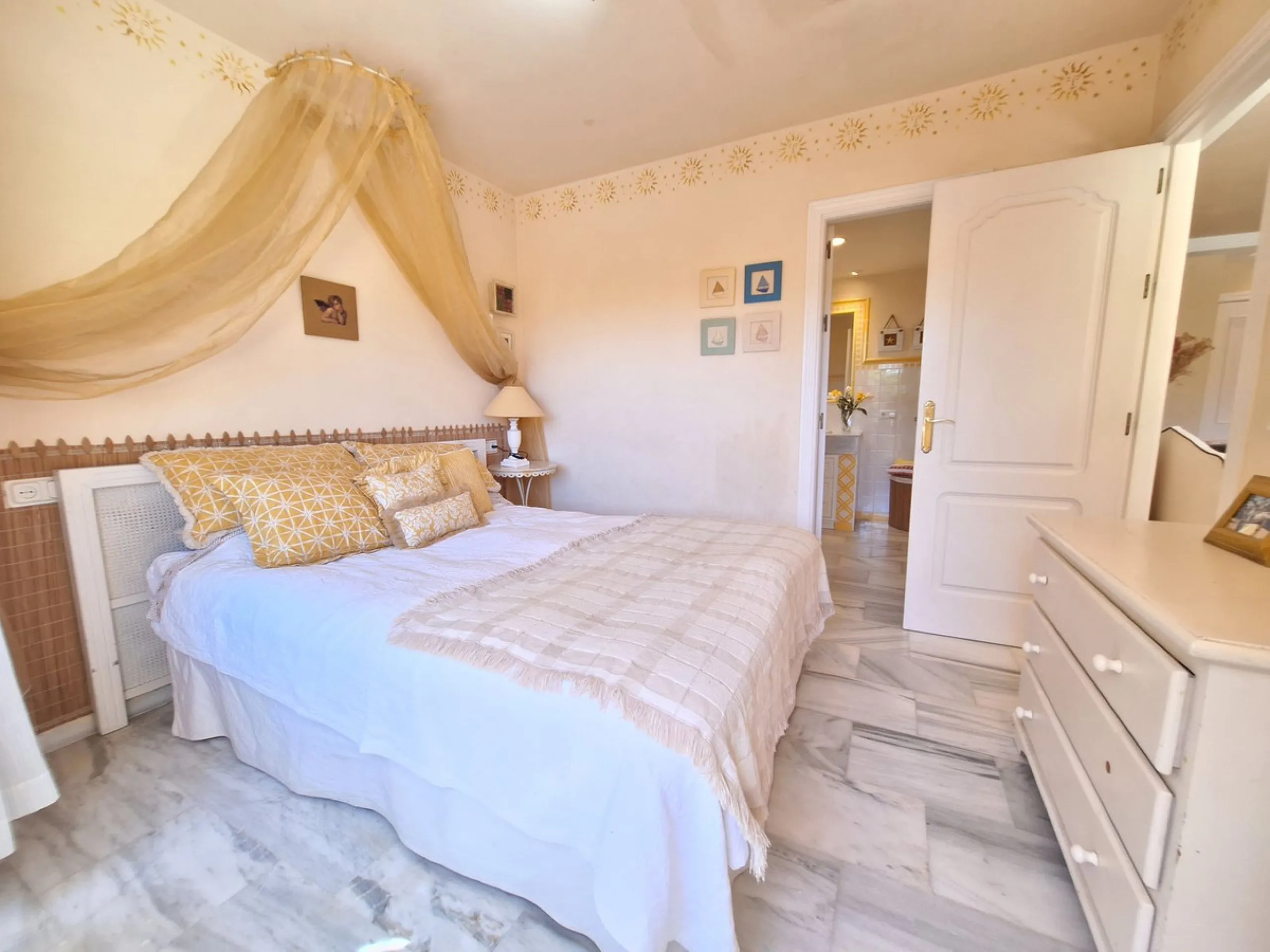 Apartment - Penthouse Duplex в продаже в Marbella, Málaga. В доме 2 спален и 2 ванных комнат. Площадь дома 107 м²