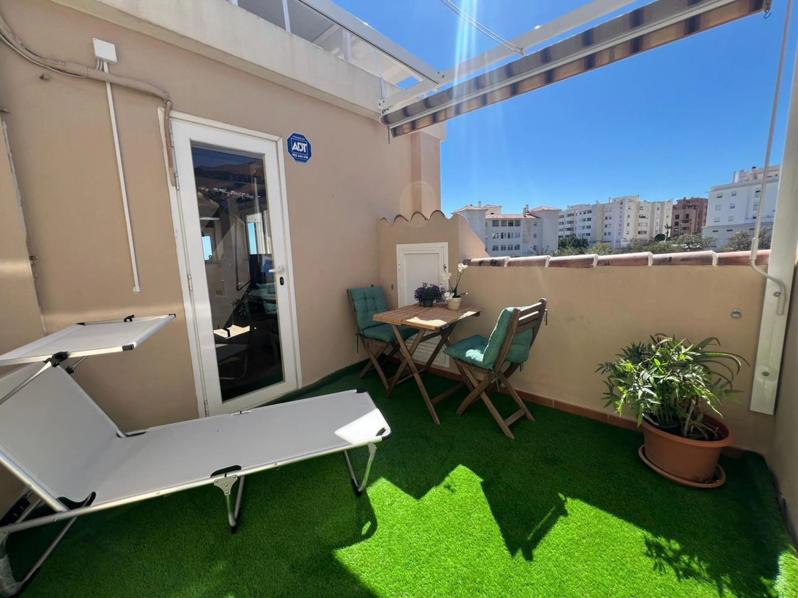 Direct sale from owner. We present this magnificent apartment located in one of the most sought-after areas of Arroyo de la Miel. Completely renovated and with an extension that maximizes space, it is a truly unique property.