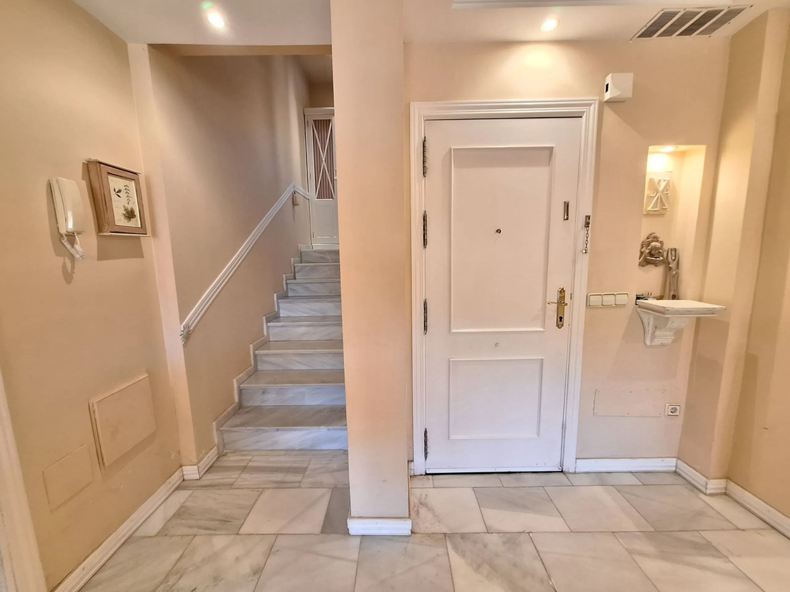 Apartment - Penthouse Duplex в продаже в Marbella, Málaga. В доме 2 спален и 2 ванных комнат. Площадь дома 107 м²