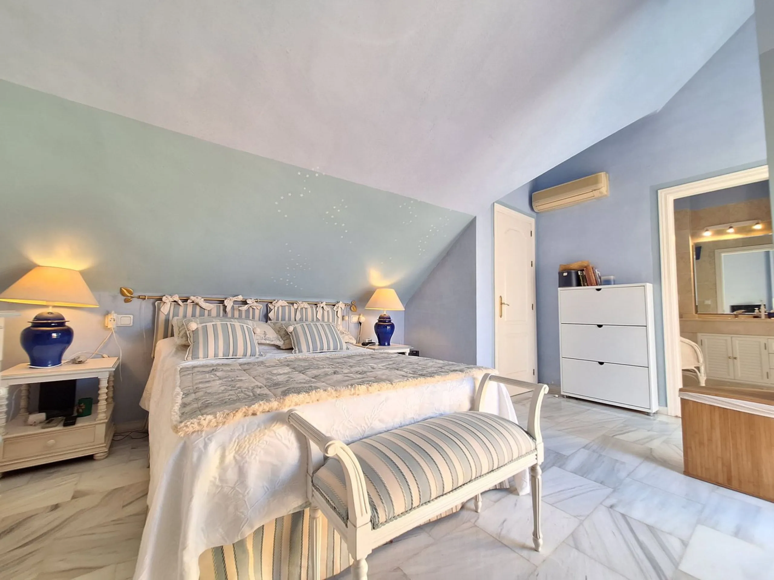 Apartment - Penthouse Duplex в продаже в Marbella, Málaga. В доме 2 спален и 2 ванных комнат. Площадь дома 107 м²