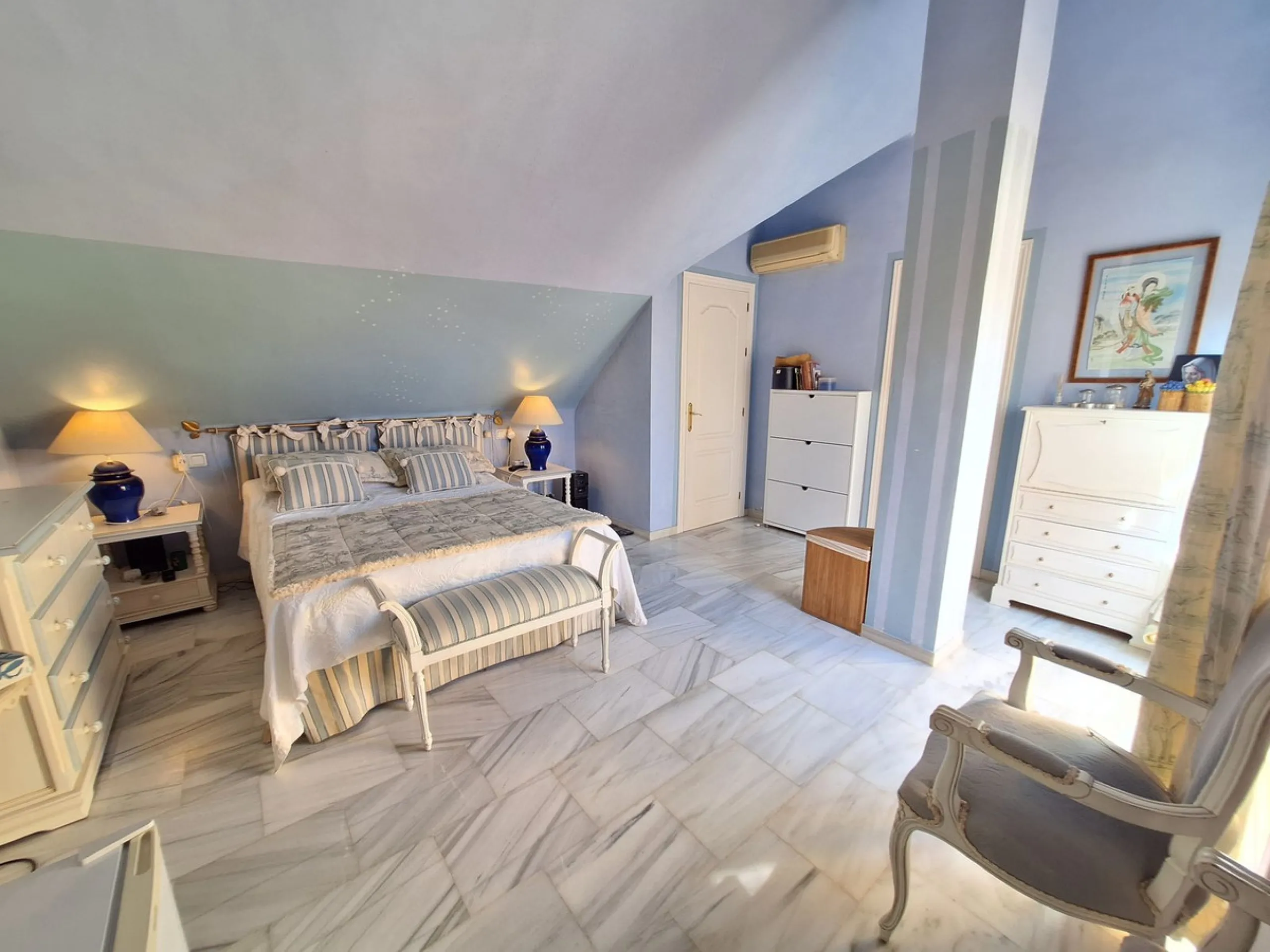 Apartment - Penthouse Duplex в продаже в Marbella, Málaga. В доме 2 спален и 2 ванных комнат. Площадь дома 107 м²