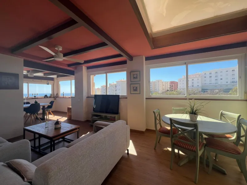 Direct sale from owner. We present this magnificent apartment located in one of the most sought-after areas of Arroyo de la Miel. Completely renovated and with an extension that maximizes space, it is a truly unique property.