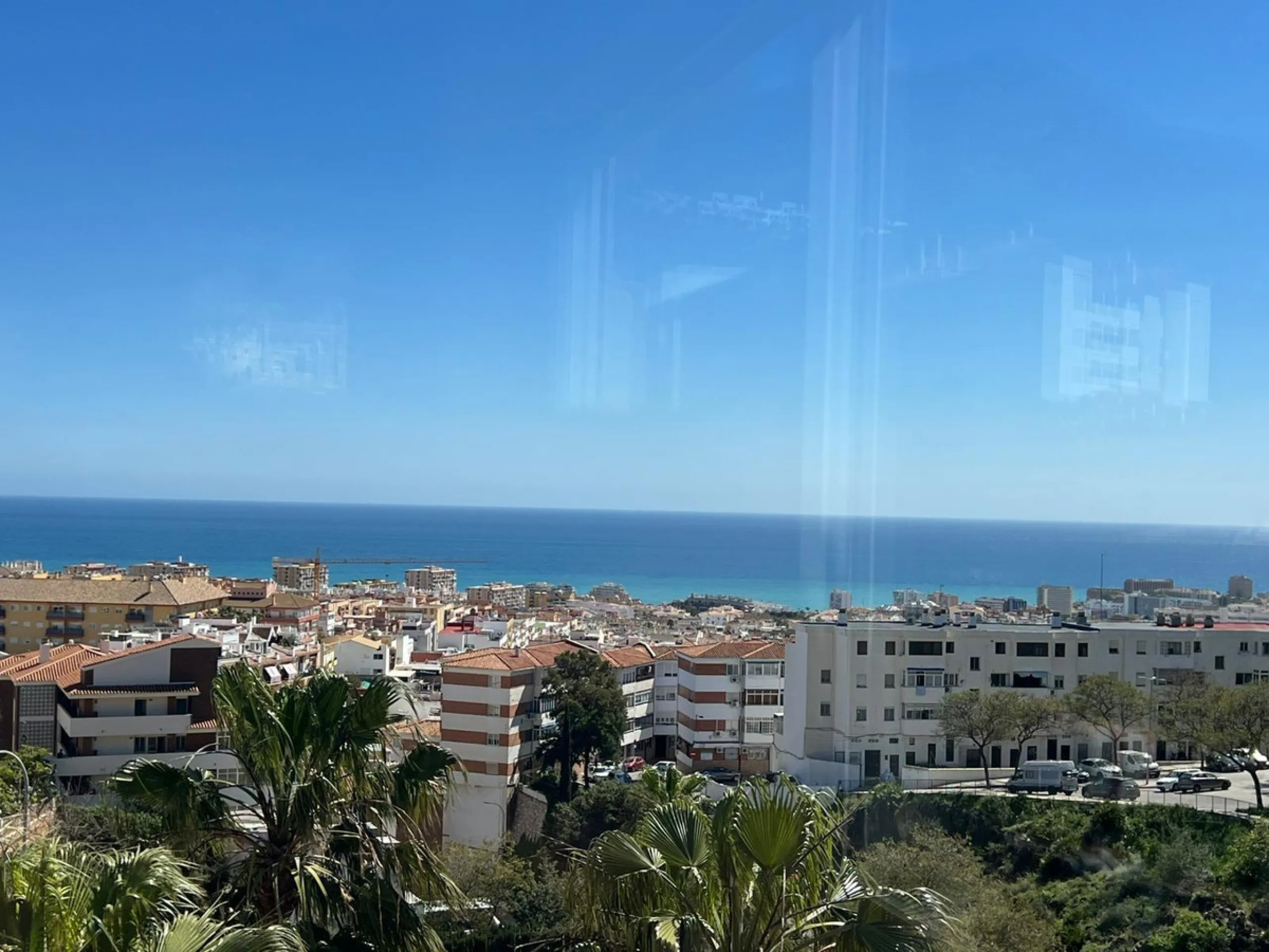 Direct sale from owner. We present this magnificent apartment located in one of the most sought-after areas of Arroyo de la Miel. Completely renovated and with an extension that maximizes space, it is a truly unique property.