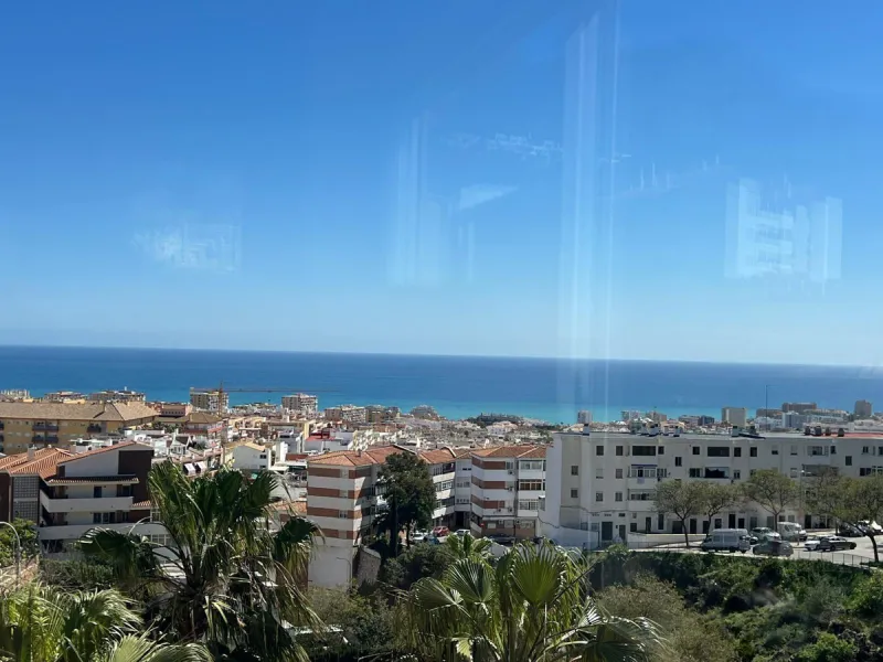 Direct sale from owner. We present this magnificent apartment located in one of the most sought-after areas of Arroyo de la Miel. Completely renovated and with an extension that maximizes space, it is a truly unique property.